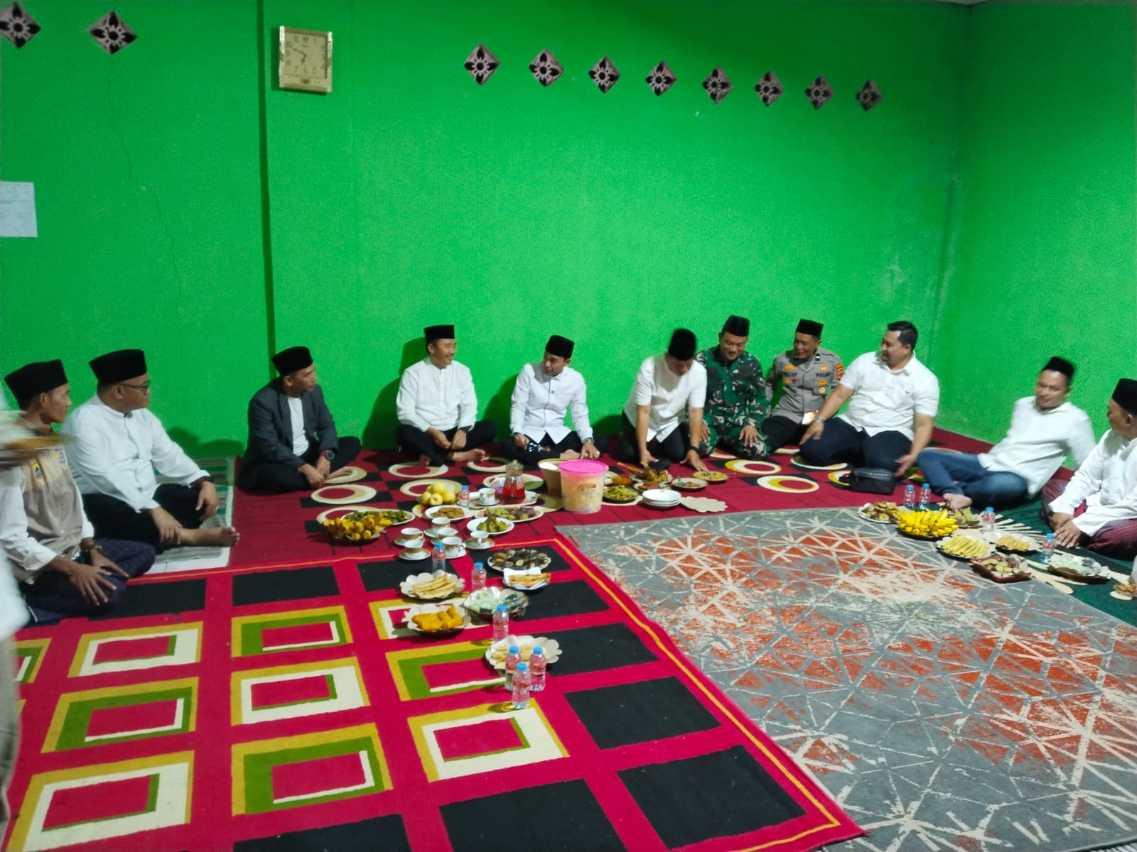 Danramil 0608-13/Pagelaran Kawal Giat Tarawih Keliling Wakil Bupati Cianjur di Desa Margaluyu