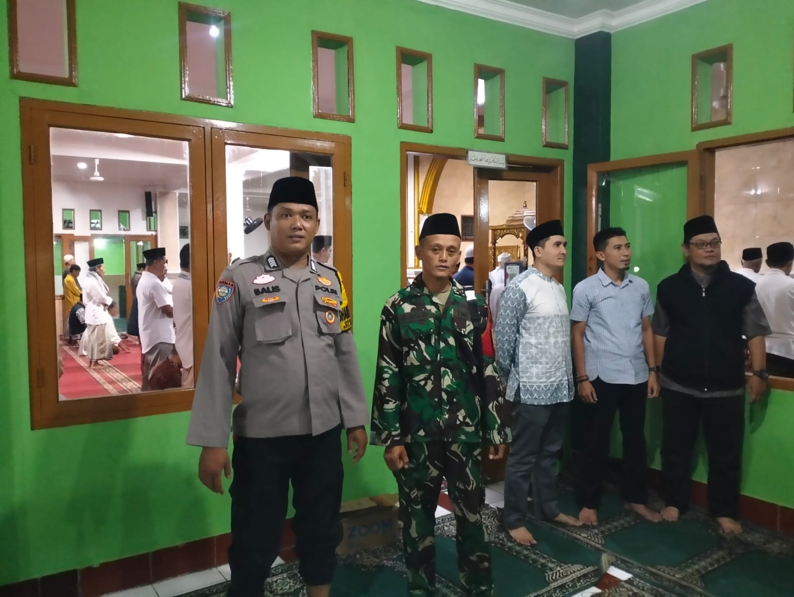 Sinergi di Bulan Suci, Serka Fahrurozi Kawal Tarawih Keliling Forkopimda di Desa Maleber