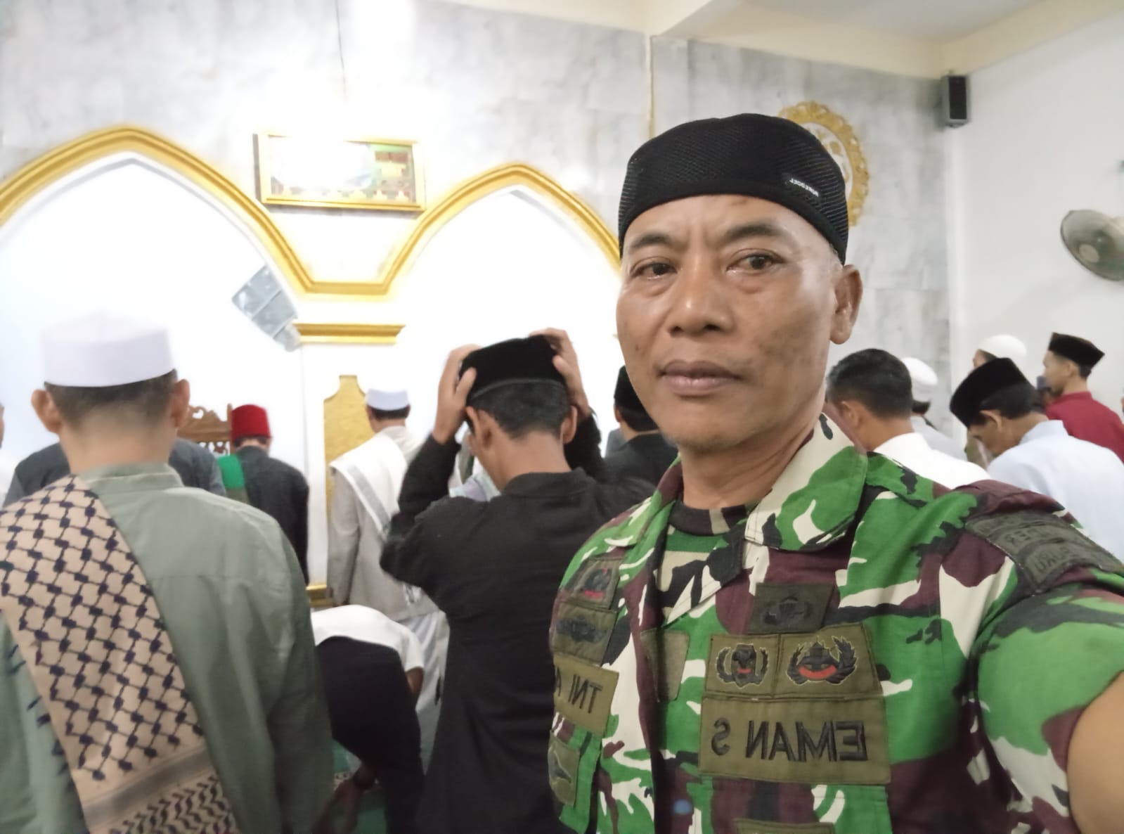 Babinsa Desa Sukagalih Sertu Eman Kawal Kunjungan Tarling Bupati Cianjur di Cikalongkulon