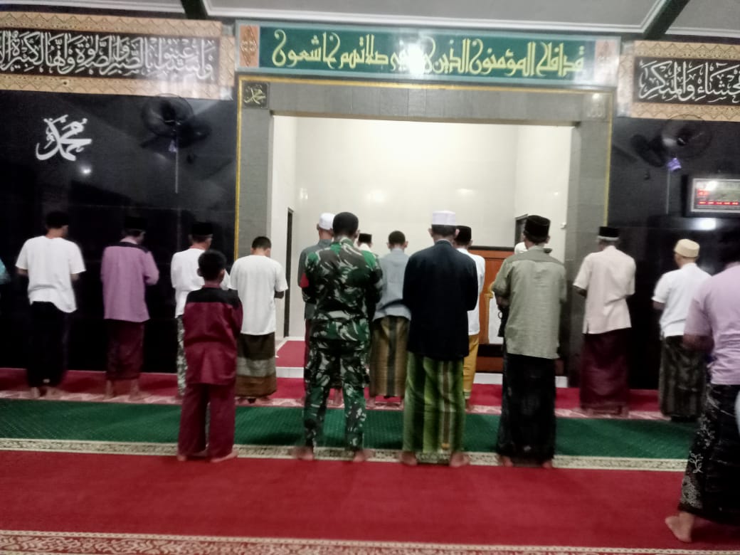 Pererat Silaturahmi di Bulan Suci, Babinsa Sindangsari Laksanakan Tarawih Berjamaah Bersama Warga