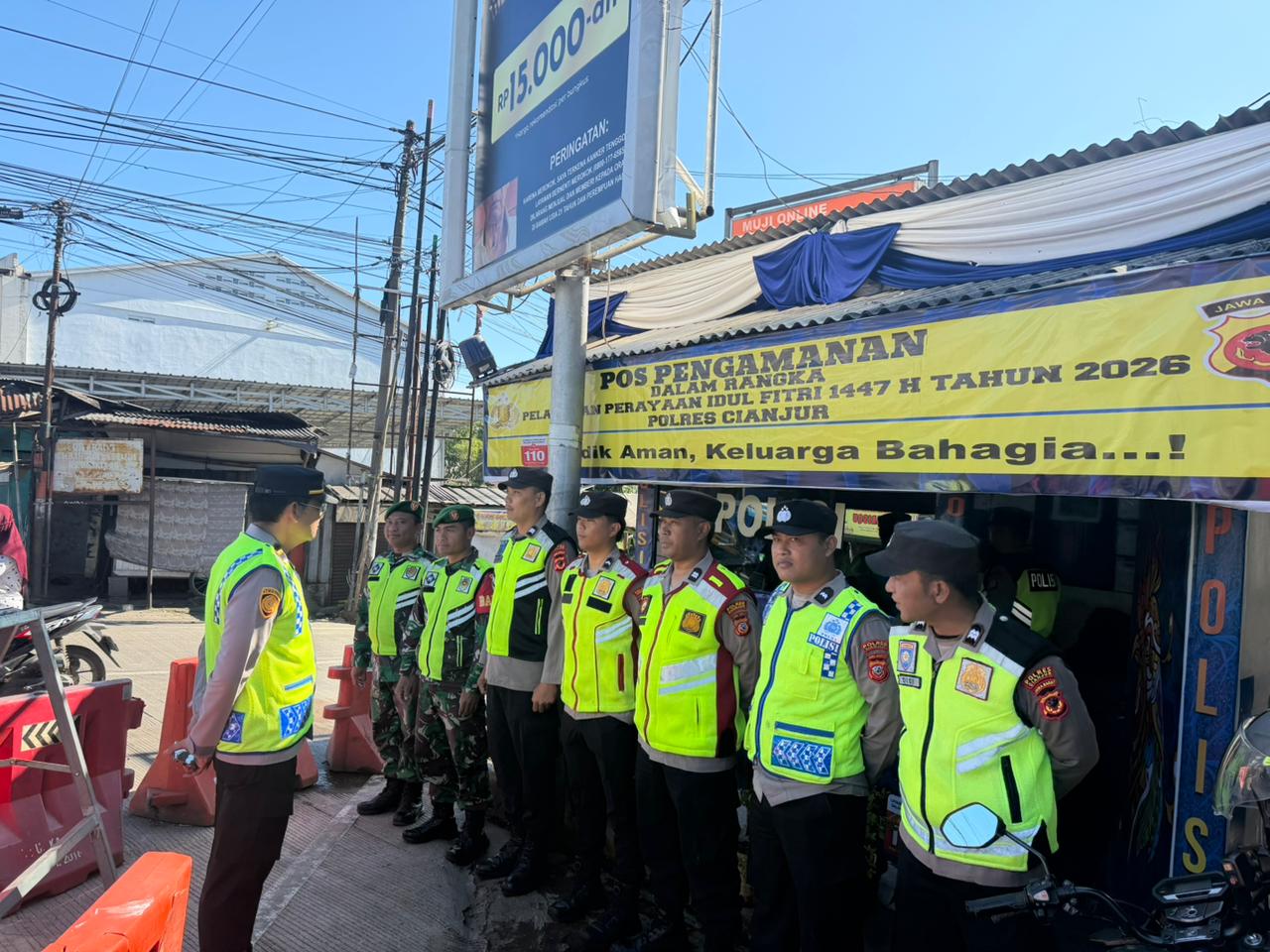 Tingkatkan Pelayanan Lebaran, Anggota Koramil 0608-04/Cipanas Perkuat Pengamanan di Pos PAM GSP