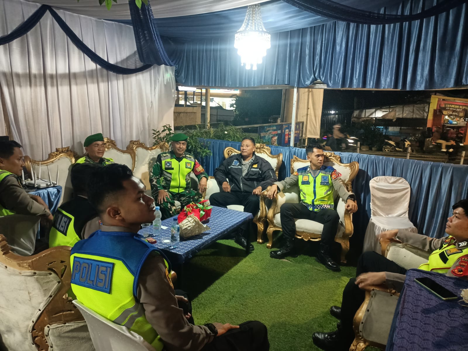 Personil Koramil 0608-04/Cipanas Siaga Amankan Arus Pelayanan Idul Fitri 1447 H di Pos PAM Ciplaz
