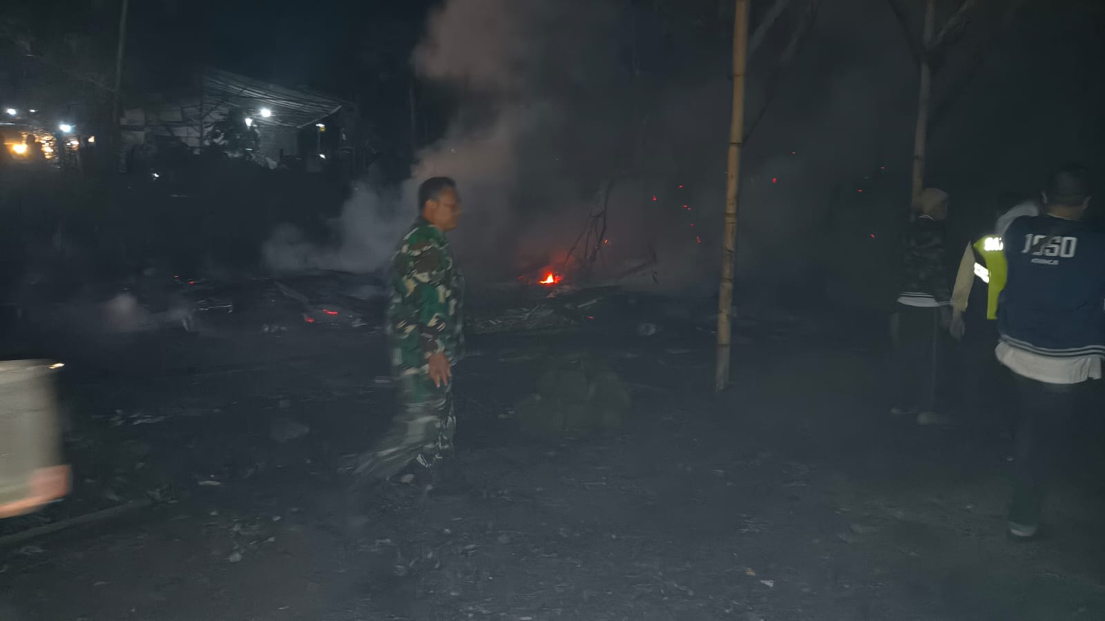 Aksi Cepat Sertu Egi Babinsa Koramil Warungkondang Evakuasi Kebakaran Gudang Mebel di Gekbrong
