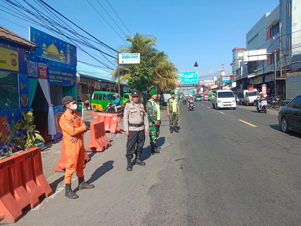 Personil Koramil 0608-09/Ciranjang Siaga Penuh di Pos PAM XII Amankan Arus Pelayanan Idul Fitri 1447 H