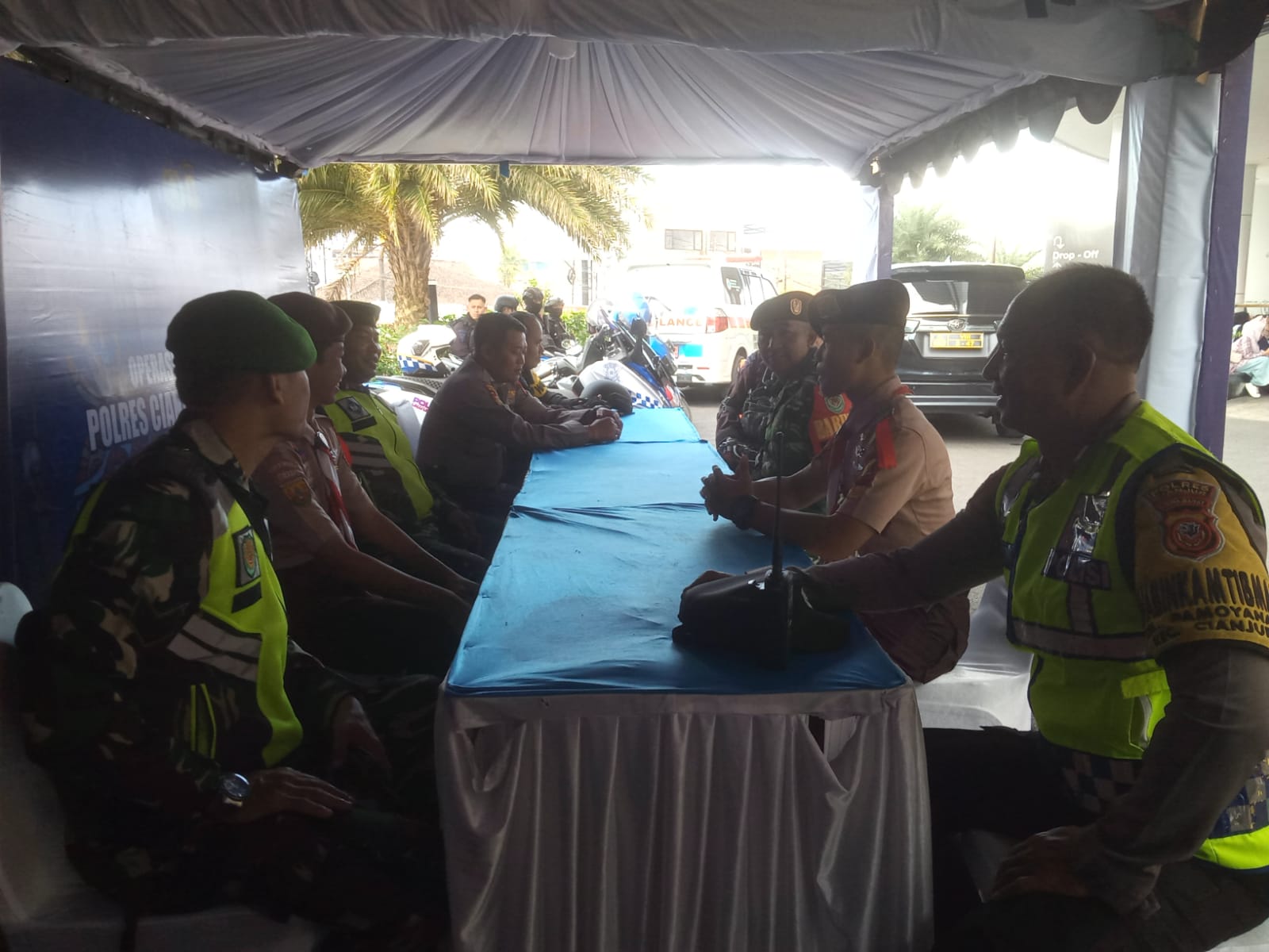Benteng Keamanan di Jantung Kota: Sinergi Baja Prajurit Koramil 0608-01/Kota Kawal Bundaran Lampu Gentur