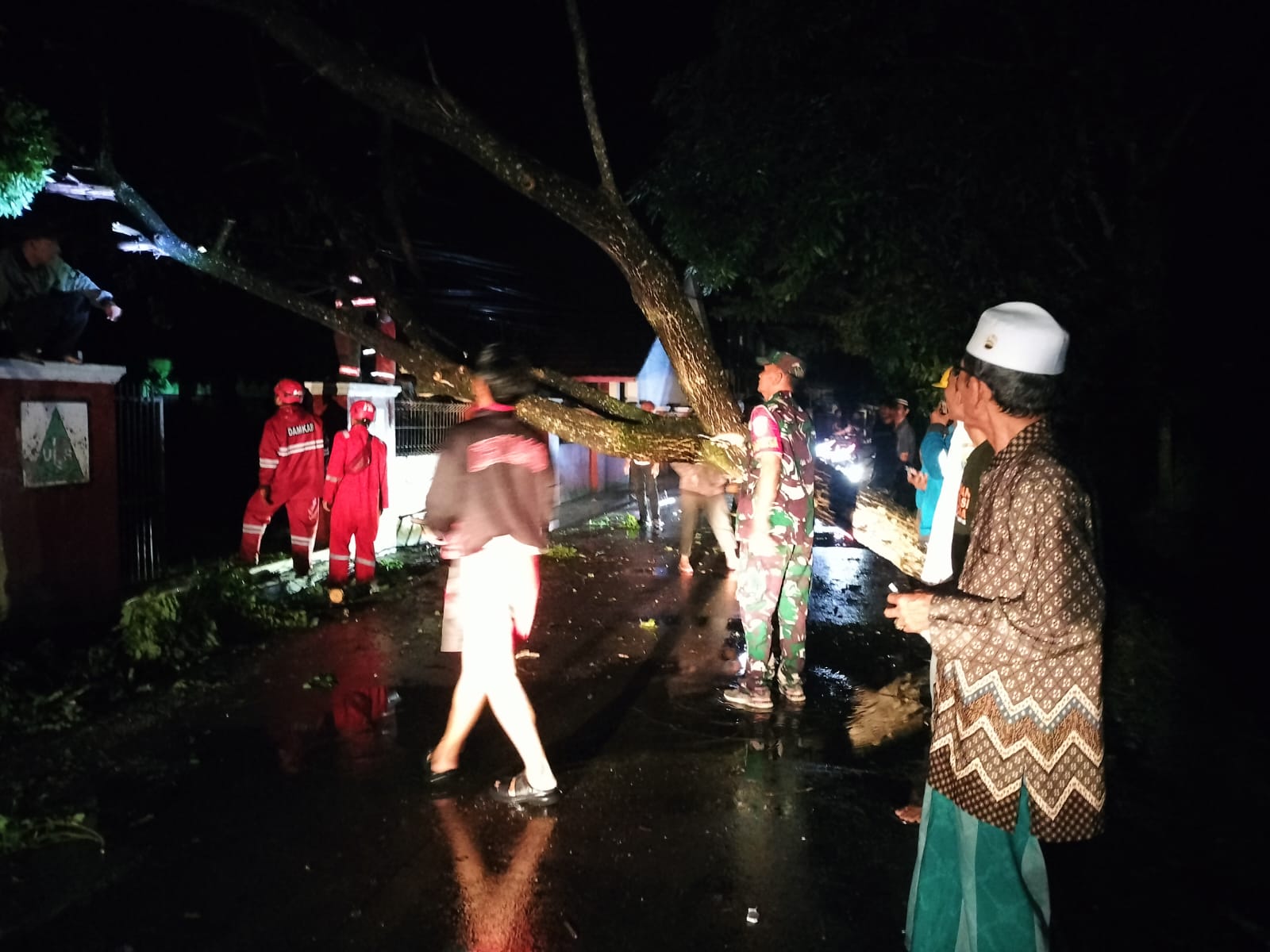 Sinergi di Balik Badai: Aksi Heroik Babinsa Bojongpicung Taklukan Pohon Tumbang demi Pulihkan Nadi Desa