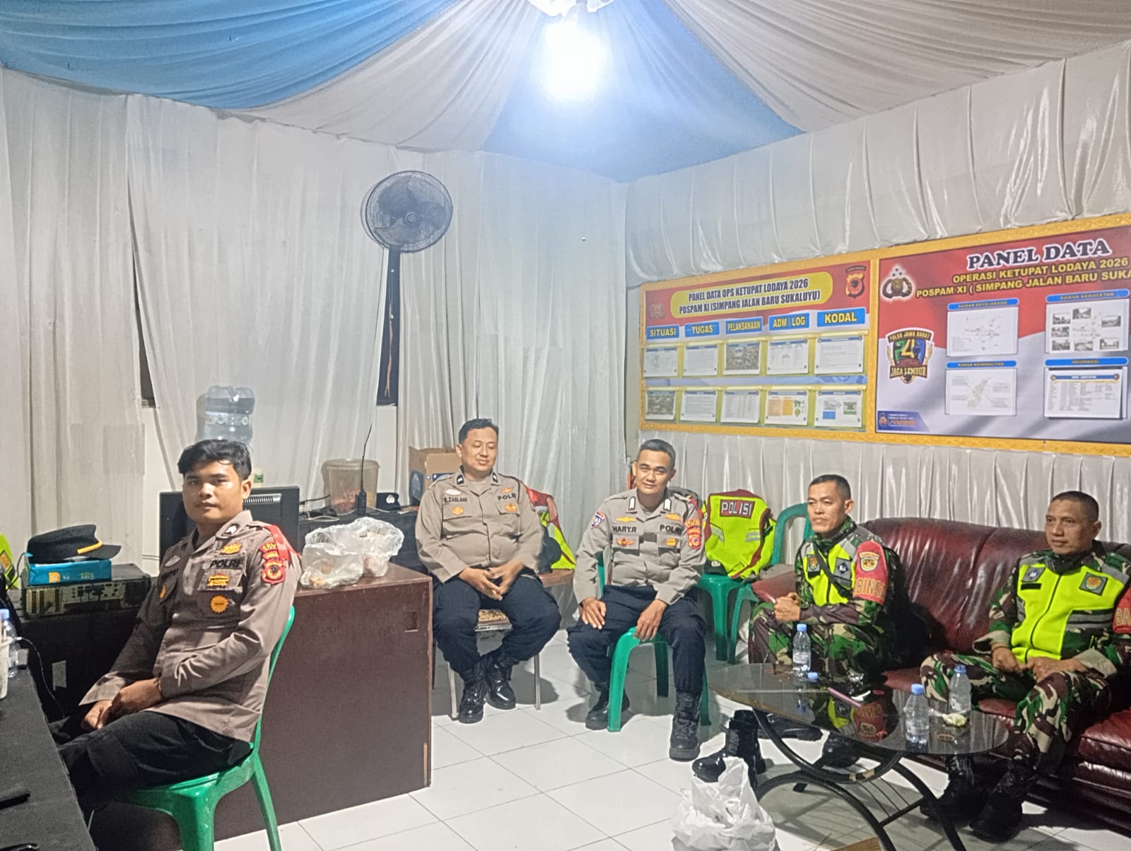 Menjaga Nyala Harapan di Jalur Mudik: Dedikasi Tanpa Batas Babinsa Koramil 0608-09/Ciranjang di Pos PAM Jabar Sukaluyu