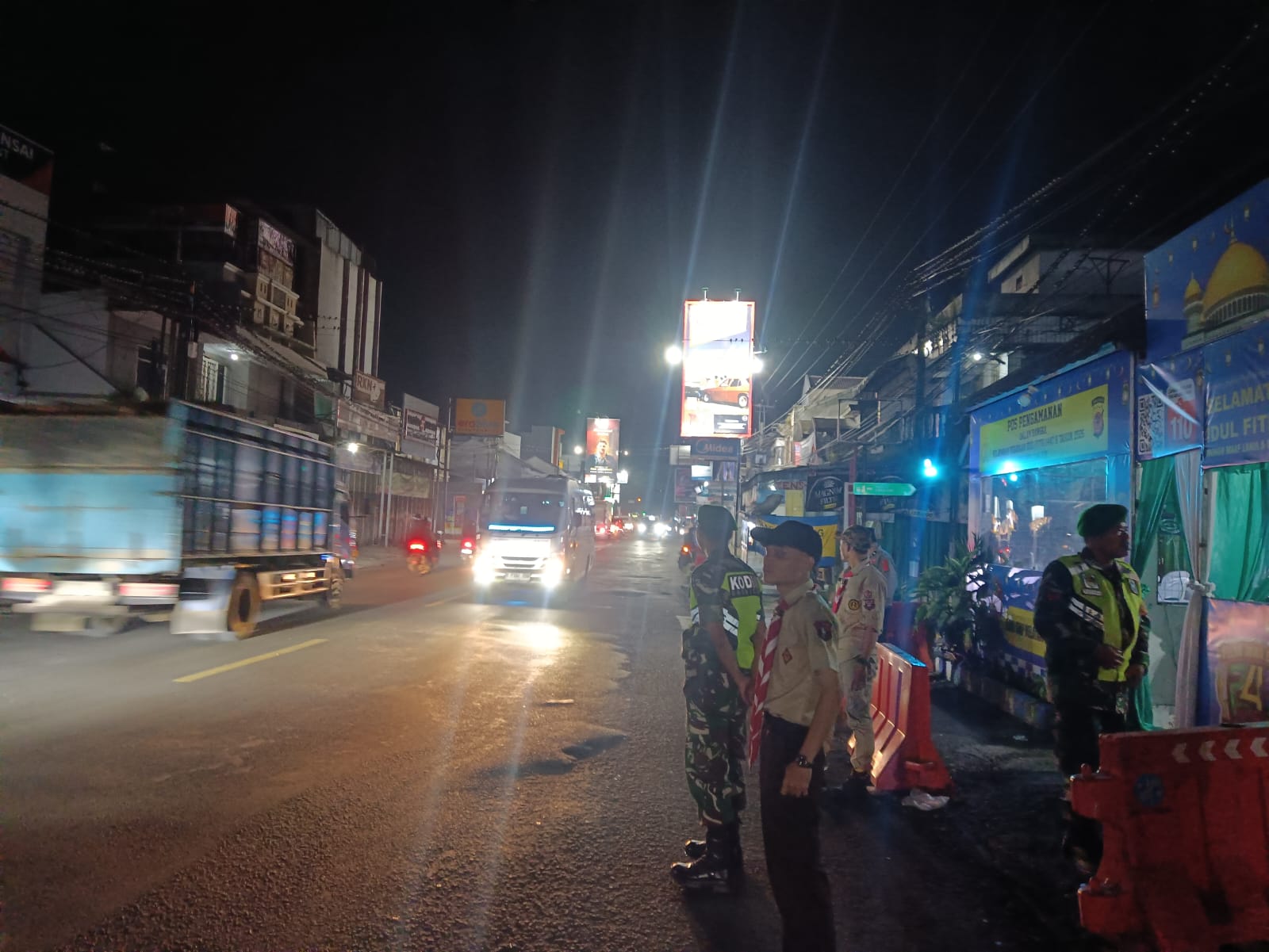 Menembus Dinginnya Malam, Babinsa Koramil 0608-09/Ciranjang Jadi Perisai Keamanan di Pos PAM XII Ciranjang