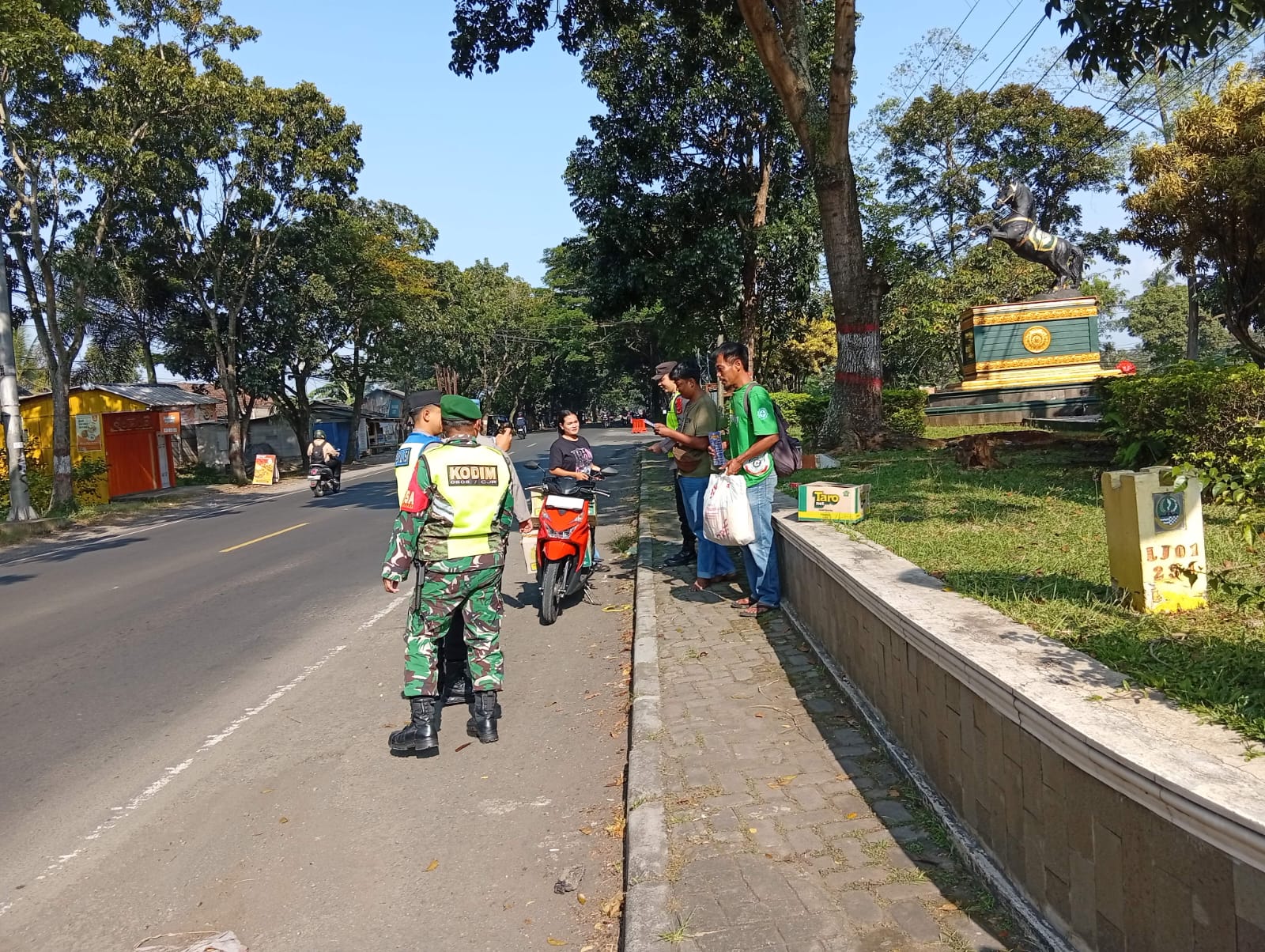 Tentu, Komandan. Ini adalah versi berita dengan judul yang lebih dramatis dan menggugah, namun tetap mempertahankan esensi laporan kegiatan di Pos PAM Jabar Sukaluyu:  Garda Terdepan Lebaran: Babinsa Koramil 0608-09/Ciranjang Siaga Penuh di Jalur Sukaluyu Demi Keselamatan Pemudik