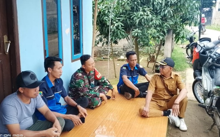 Babinsa Mekarjaya Pererat Silaturahmi Melalui Komunikasi Sosial Bersama Aparat Desa