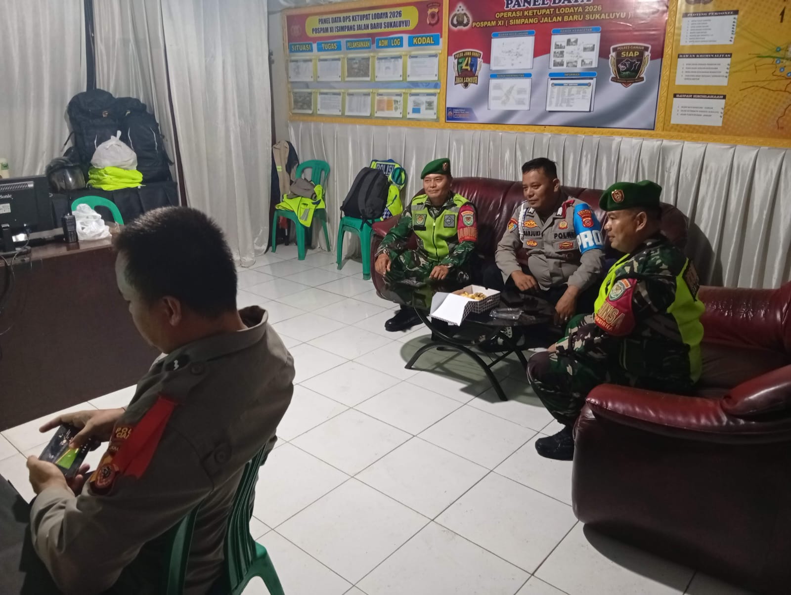 Menembus Pekat Malam Demi Rakyat: Babinsa Koramil 0608-09/Ciranjang Siaga Penuh di Pos Kuda Kosong