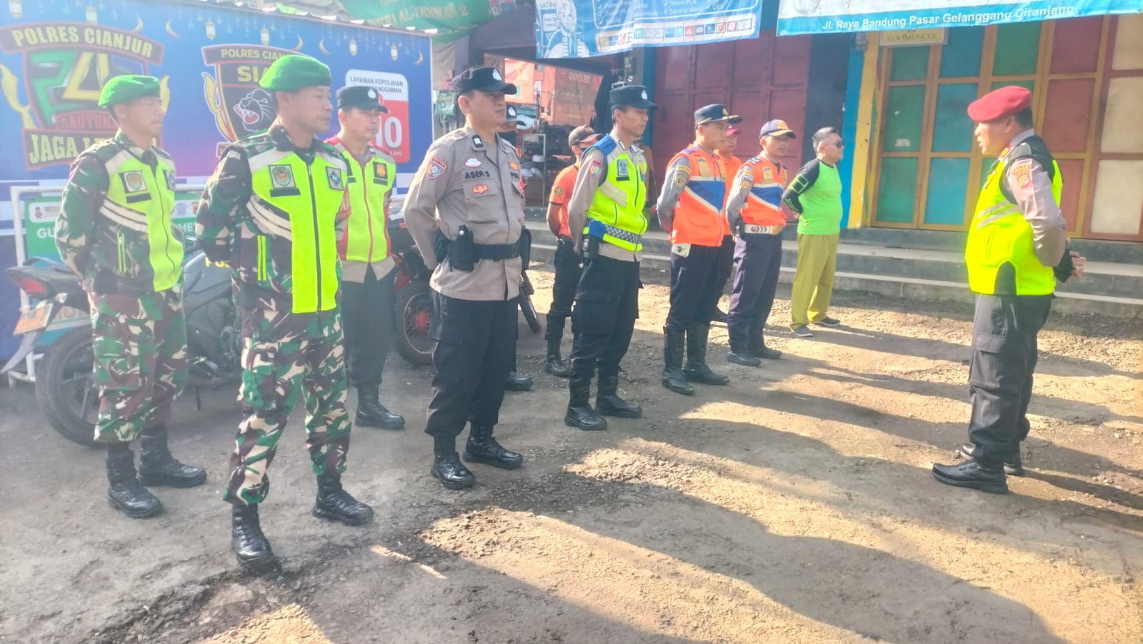 Menjaga Nadi Ekonomi di Hari Kemenangan: Babinsa Koramil 0608-09/Ciranjang Kawal Ketat Pasar Gelanggang
