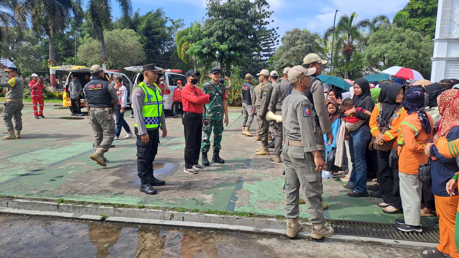 Mengawal Arus Kebaikan: Serka Sulaeman Pastikan Ribuan Warga Aman dalam Penyaluran Santunan di Alun-Alun Cianjur