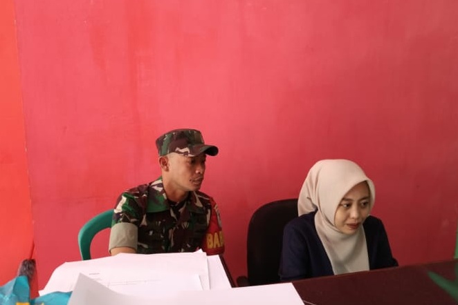 Akurasi Data demi Rakyat: Langkah Strategis Babinsa Gunungsari dalam Pemutakhiran Data Penduduk Desa
