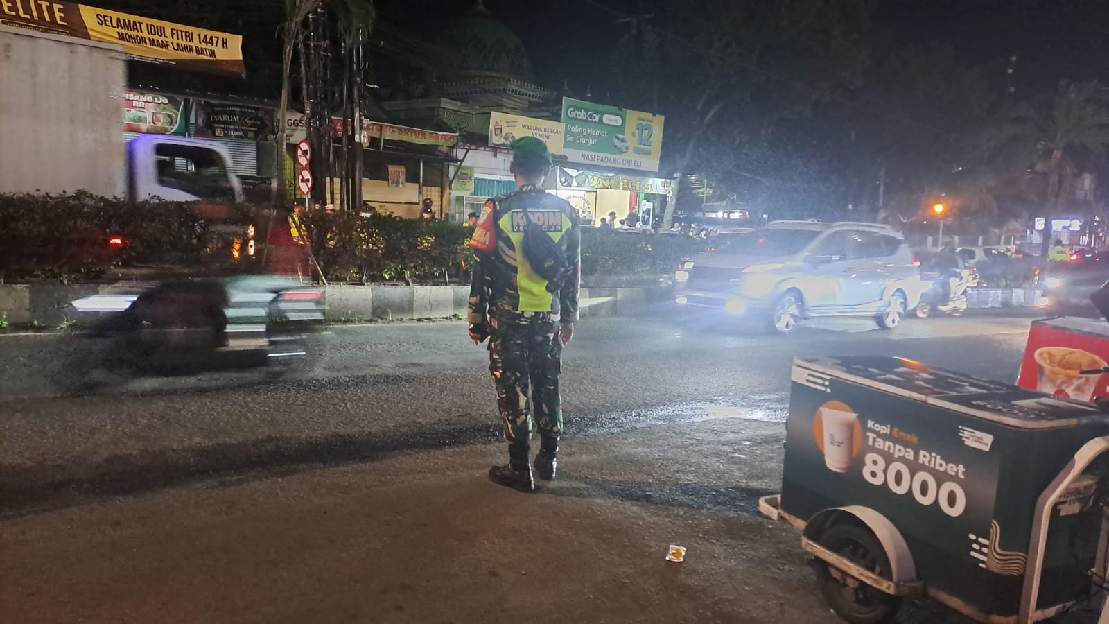 Sinergi Tanpa Batas di Jantung Kota: Babinsa Koramil 0608-01/Kota Kawal Ketat Bundaran Lampu Gentur