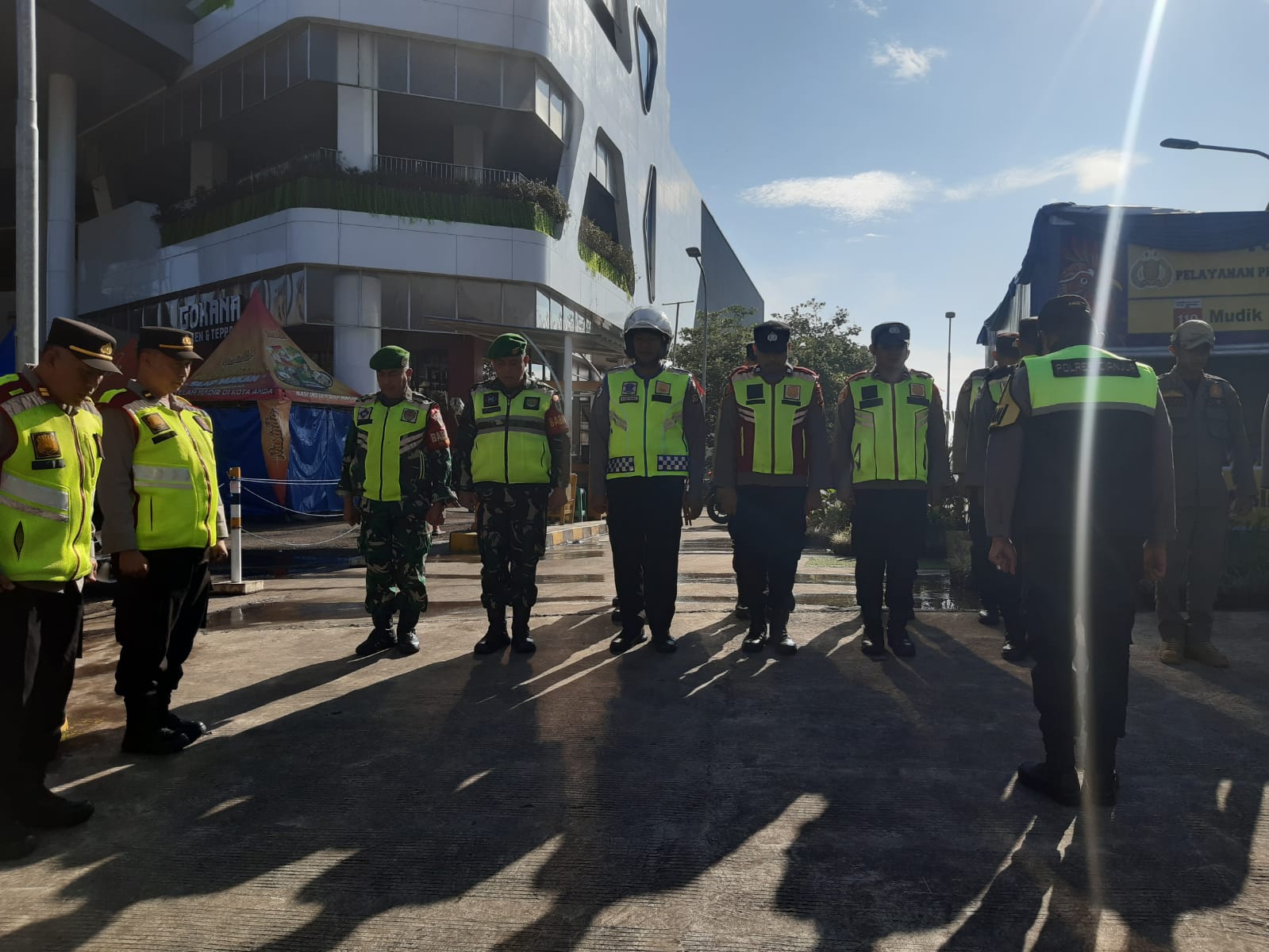 Pilar Ketenangan di Pusat Keramaian: Dedikasi Peltu Subarna dan Serka Muhtaraman Kawal Pos PAM Ciplaz