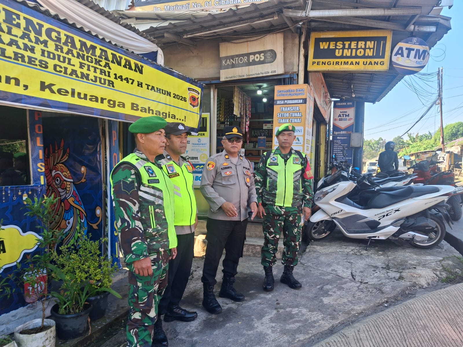 Kesetiaan dalam Tugas: Serka Wardoyo dan Sertu Haryono Kawal Kenyamanan Masyarakat di Pos PAM GSP