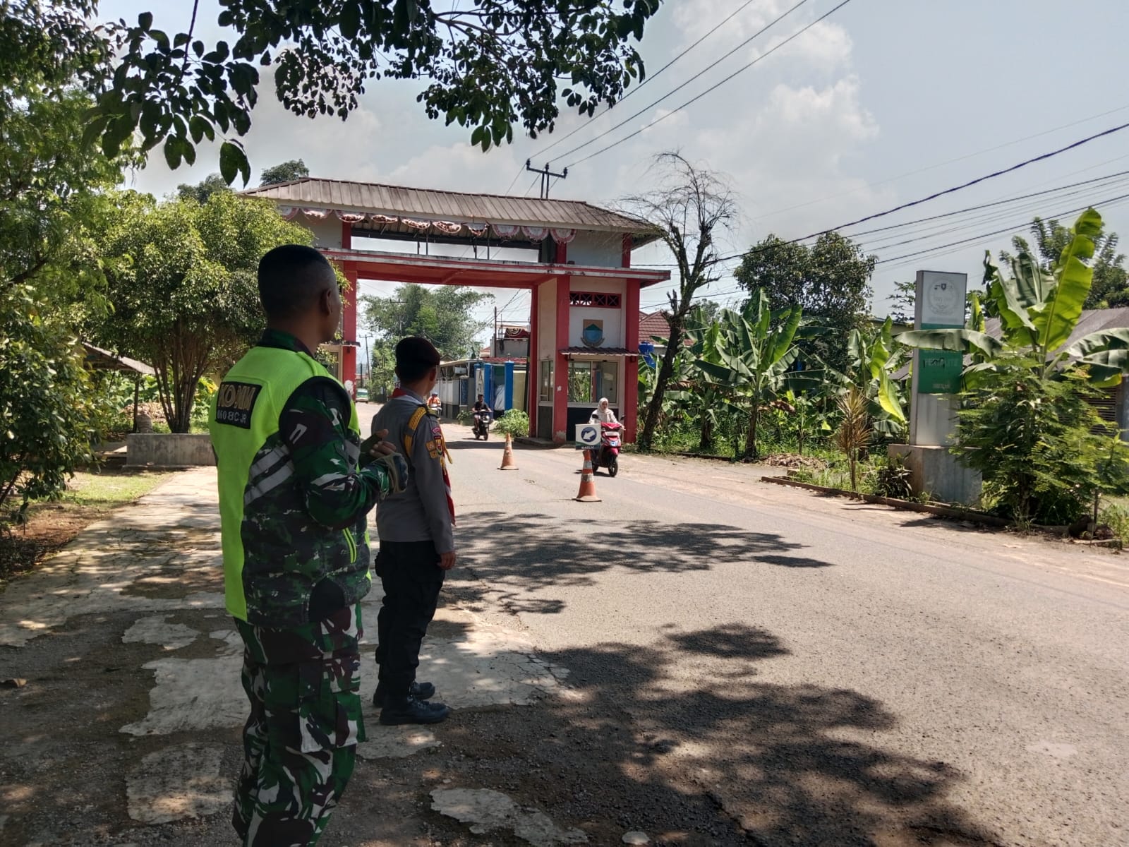 Menjaga Nadi Wisata Bahari: Dedikasi Serda Dodi Muharram Kawal Kenyamanan di Dermaga Jangari