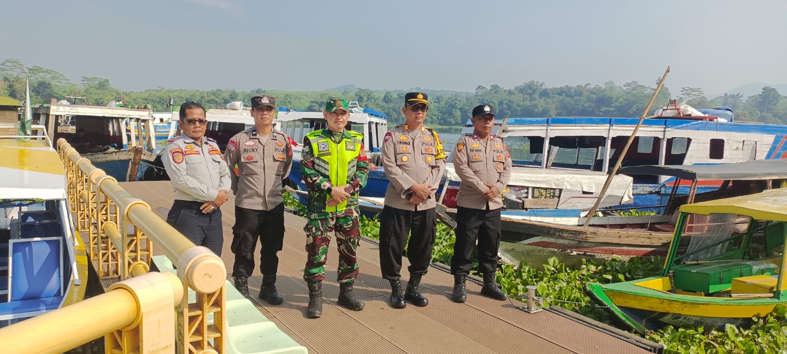 Babinsa Koramil 0608-08/Mande Pantau Arus Mudik di Pos Yan Dermaga Jangari