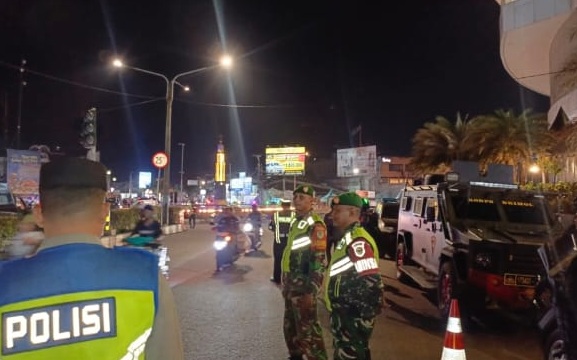 Jaga Kondusivitas Malam Jelang Idul Fitri, Anggota Koramil 0608-01/Kota Perketat Pengamanan di Bundaran Lampu Gentur