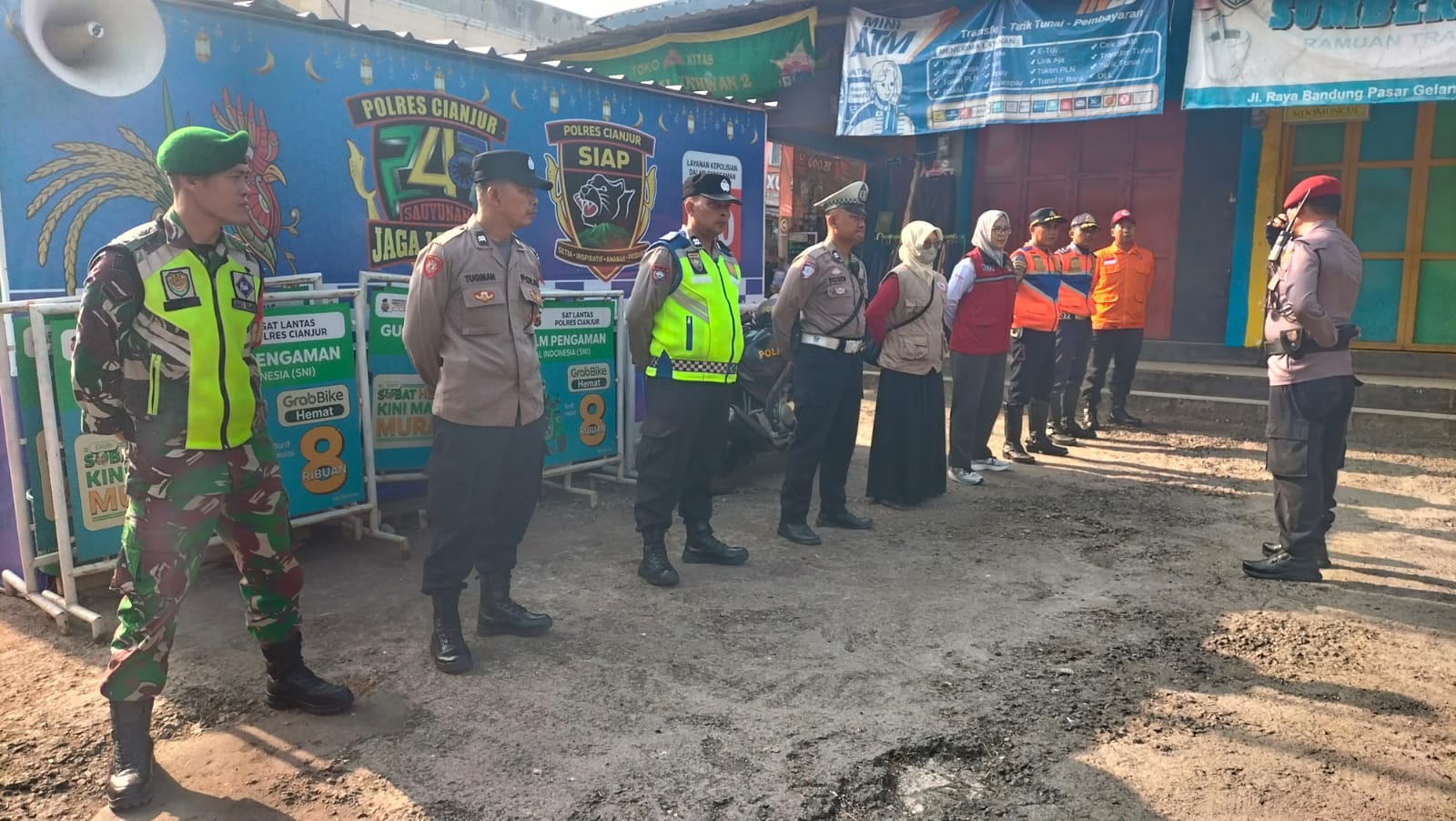 Serda Agus Sugandi Pastikan Keamanan Arus Mudik di Pos PAM Pasar Gelanggang Ciranjang