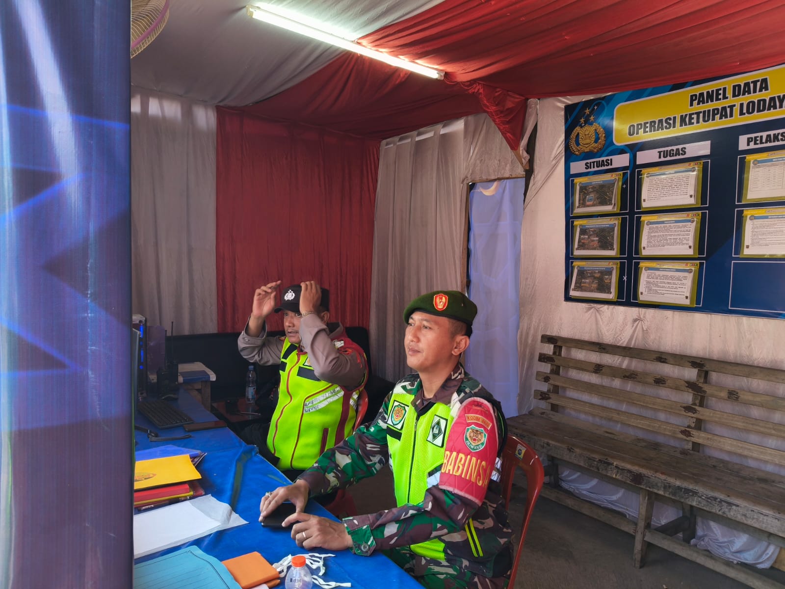 Sinergi di Jalur Cibeber, Serma Yoshep Ikuti Pengamanan Arus Mudik di Pos PAM 8