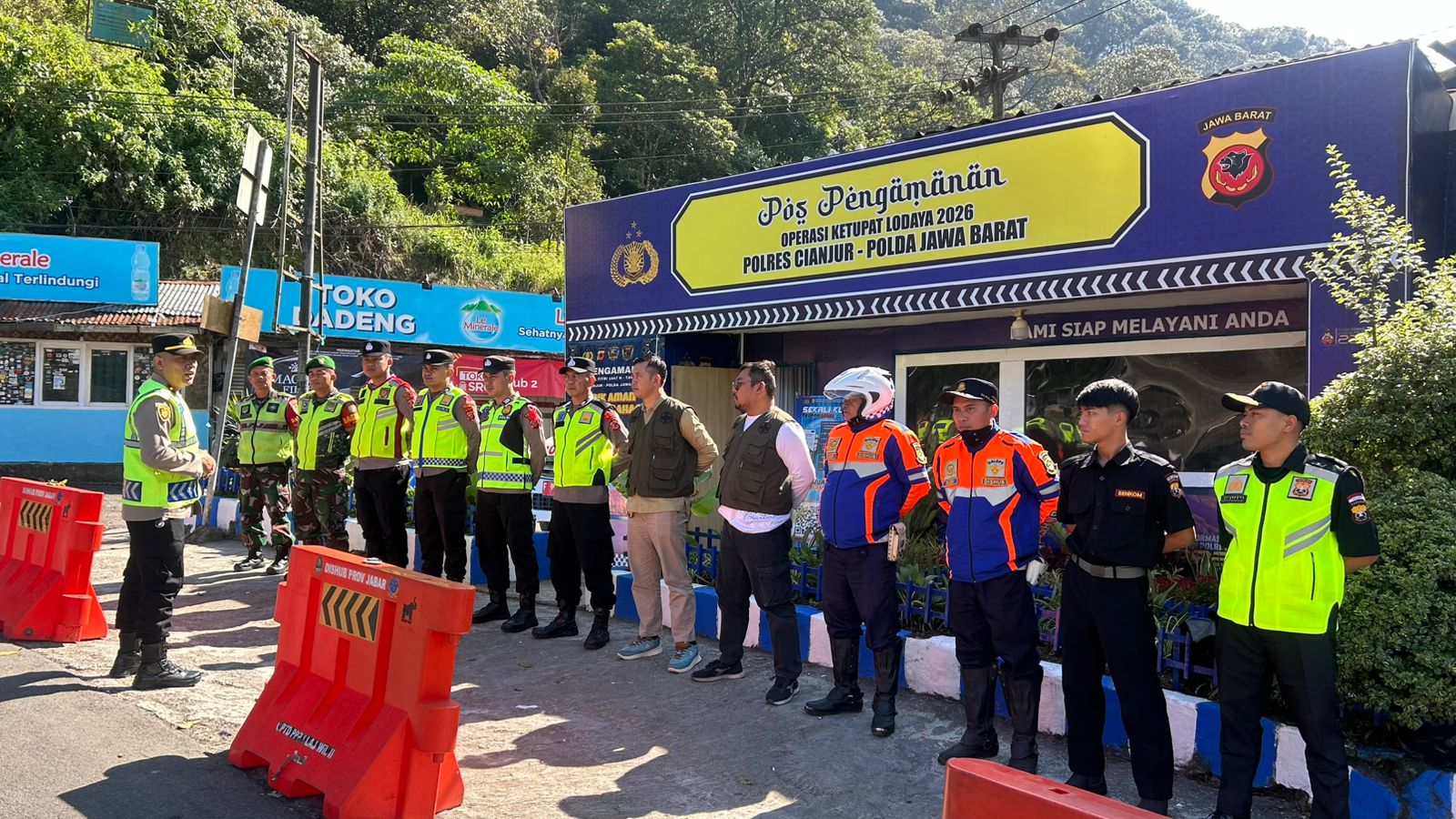 Anggota Koramil 0608-04/Cipanas Siaga di Pos Pam Seger Alam, Pastikan Kelancaran Jalur Puncak