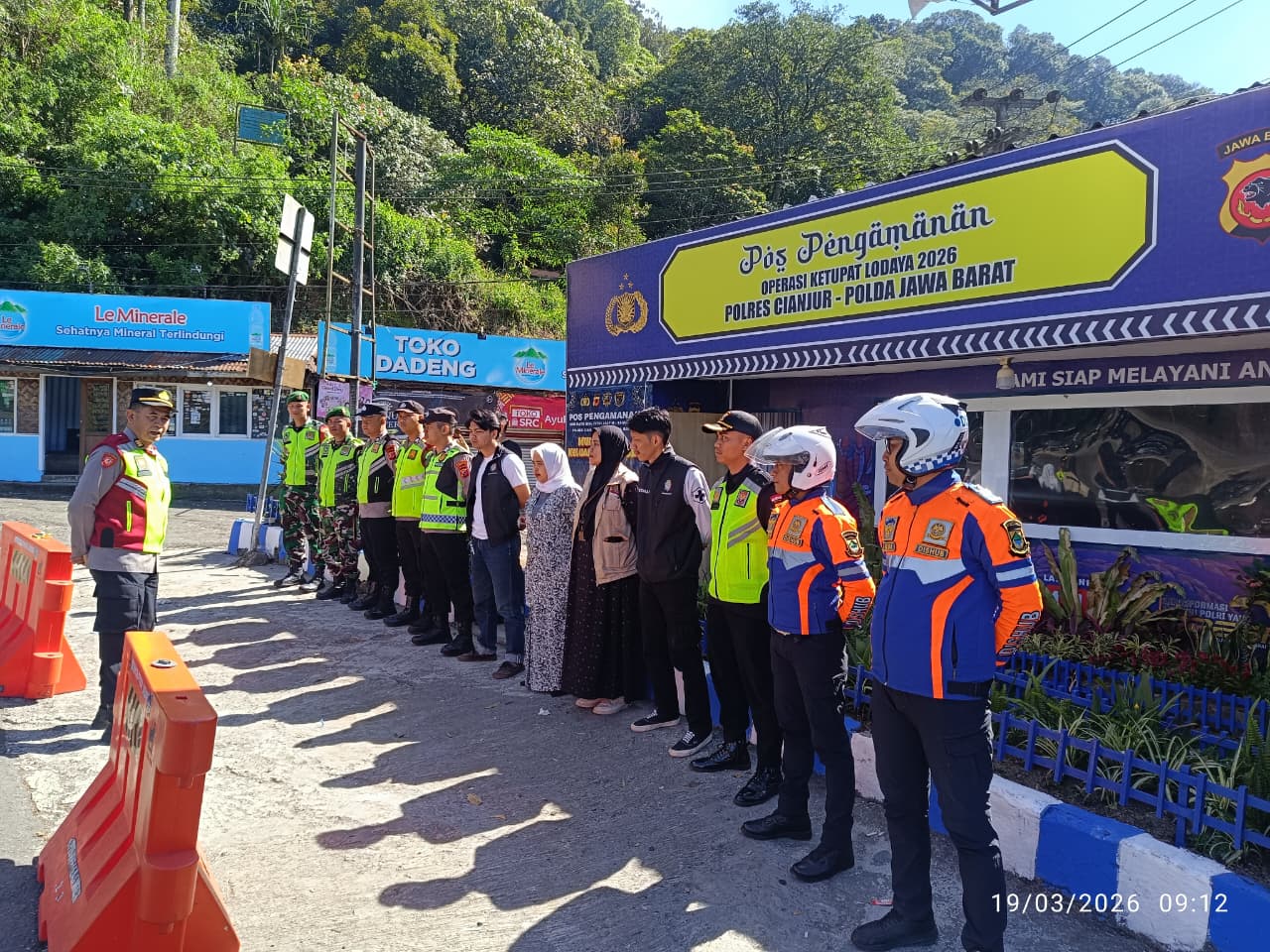 Kawal Jalur Wisata Puncak, Serda Sujana Siaga di Pos PAM Segar Alam