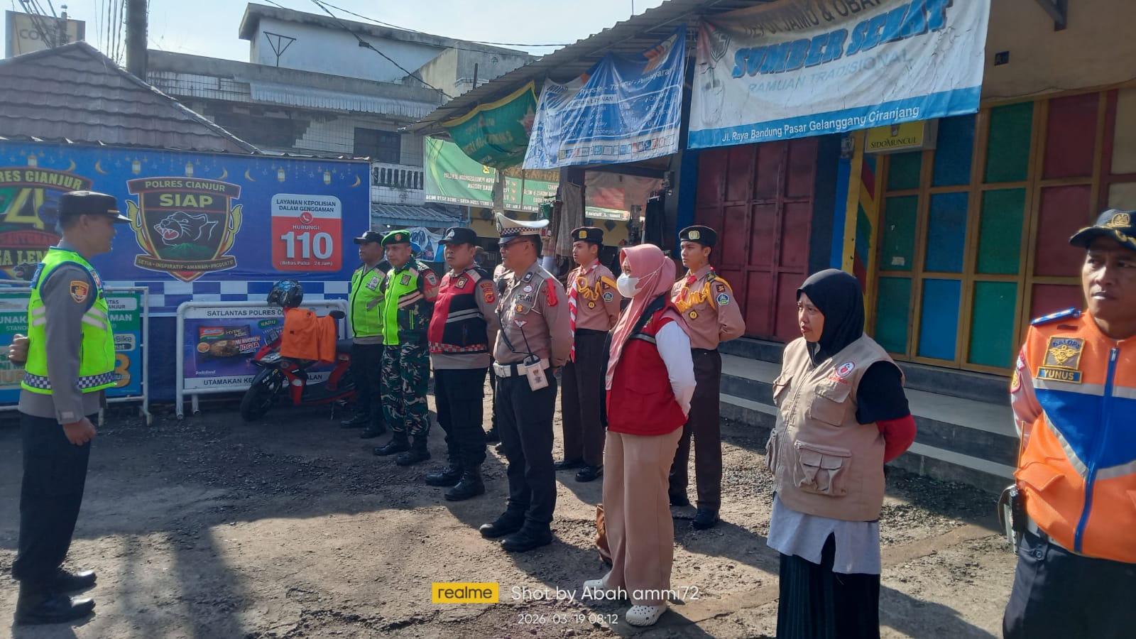 Babinsa Koramil 0608-09/Ciranjang Perkuat Pengamanan Arus Mudik di Pos PAM Pasar Gelanggang