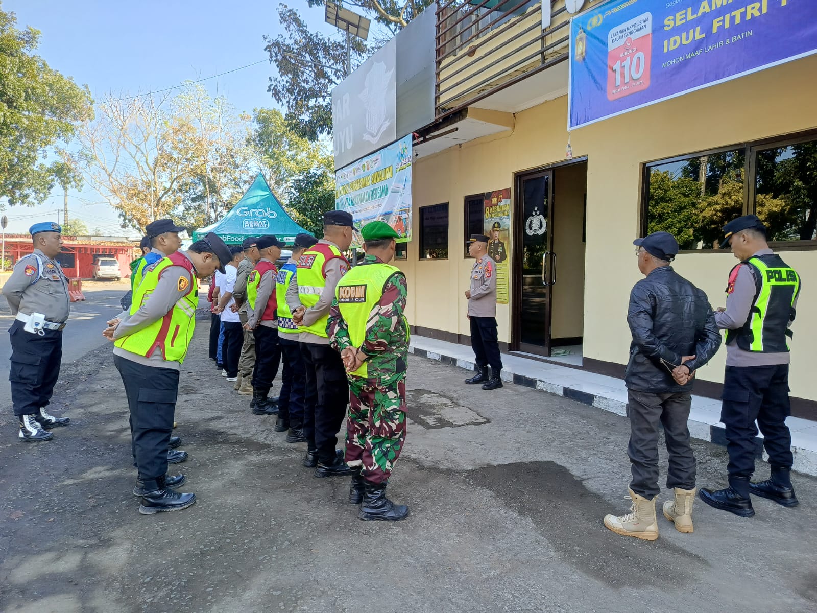 Tingkatkan Pelayanan Mudik, Anggota Koramil 0608-09/Ciranjang Siaga di Pos Pam Kuda Kosong Sukaluyu