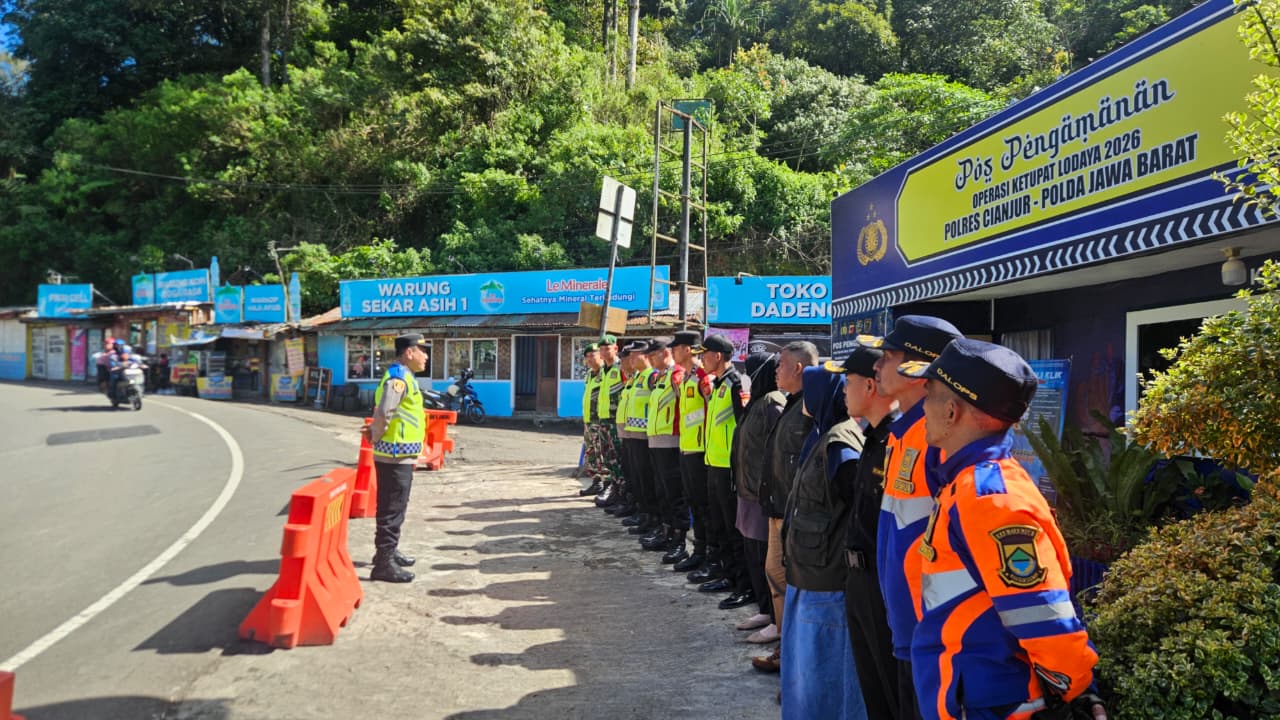 Sinergi Anggota Koramil 0608-04/Cipanas Amankan Arus Mudik di Pos Pam Segar Alam Puncak