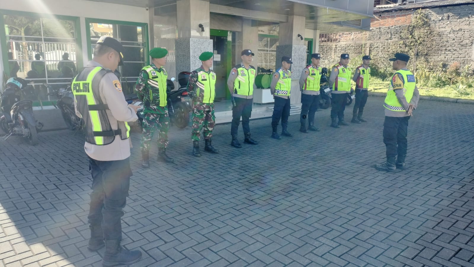 Sertu Komar Bersiaga di Pos Pam 4 Pacet Guna Pastikan Arus Lalu Lintas Ramai Lancar