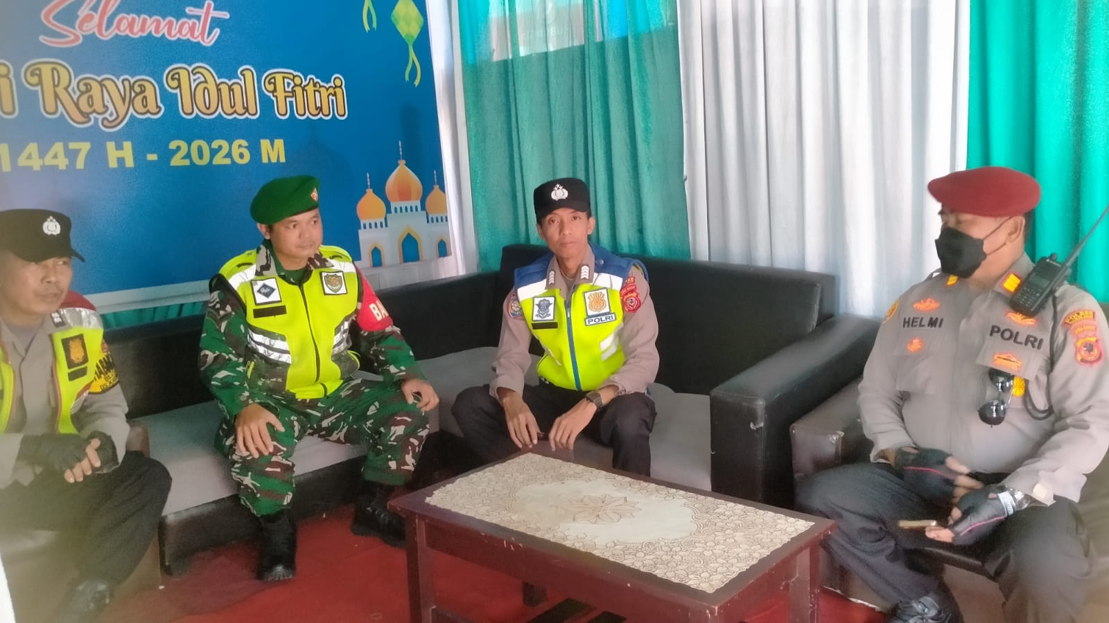 Optimalkan Pelayanan Mudik, Serda Surahmad Anggota Koramil 0608-09/Ciranjang Siaga di Pos PAM Pasar Gelanggang