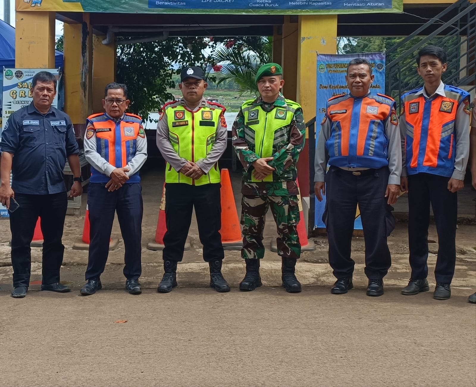 Dedikasi Tanpa Batas di Gerbang Perairan: Serka Dasep Kawal Keselamatan Wisatawan di Dermaga Jangari