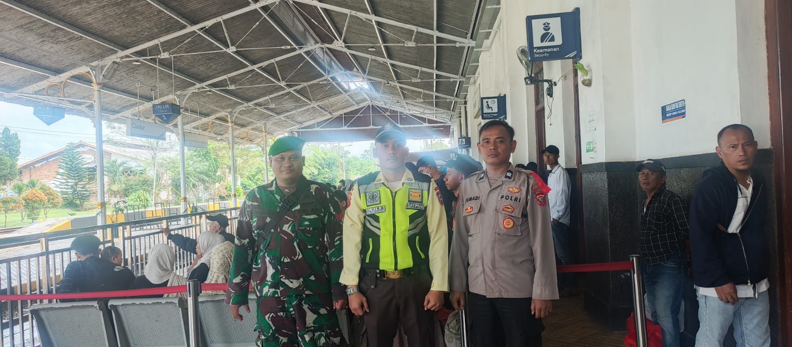 Menjaga Nadi Kereta Api: Dedikasi Koptu Budiman Kawal Keamanan Arus Mudik di Stasiun Cianjur