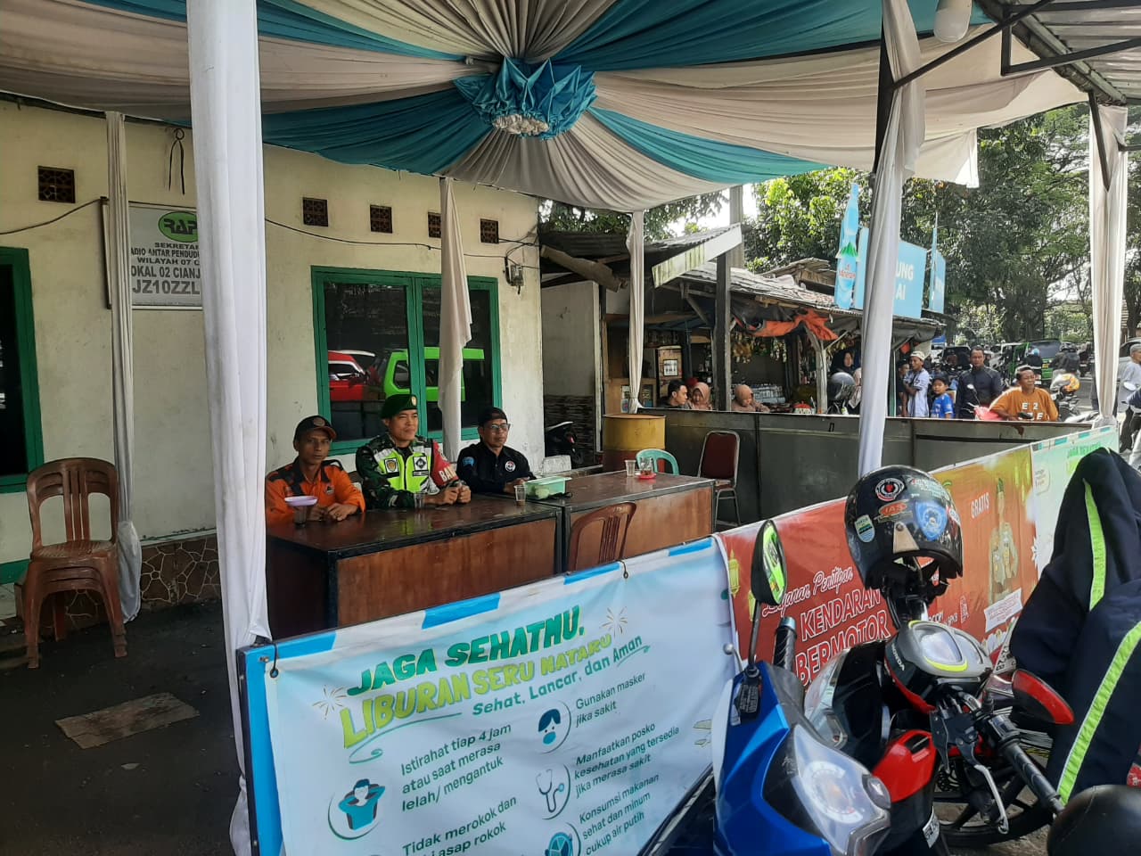 Pengabdian di Gerbang Perlintasan: Serda Agus Sugandi Kawal Arus Mudik di Pos Kuda Kosong