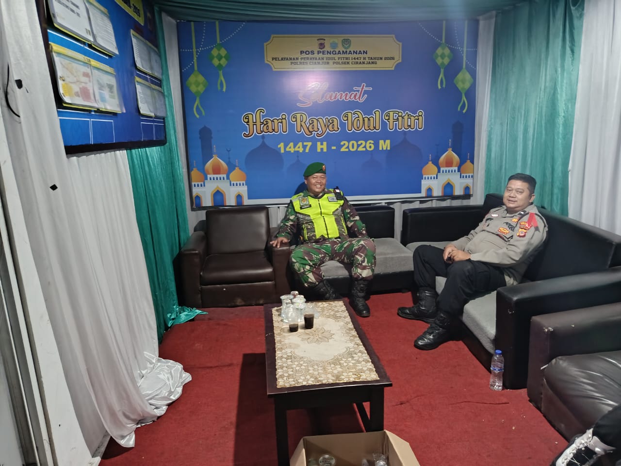 Pengawal Keamanan di Jantung Niaga: Serka Hendriana Jaga Kondusivitas Malam Idul Fitri di Pasar Gelanggang