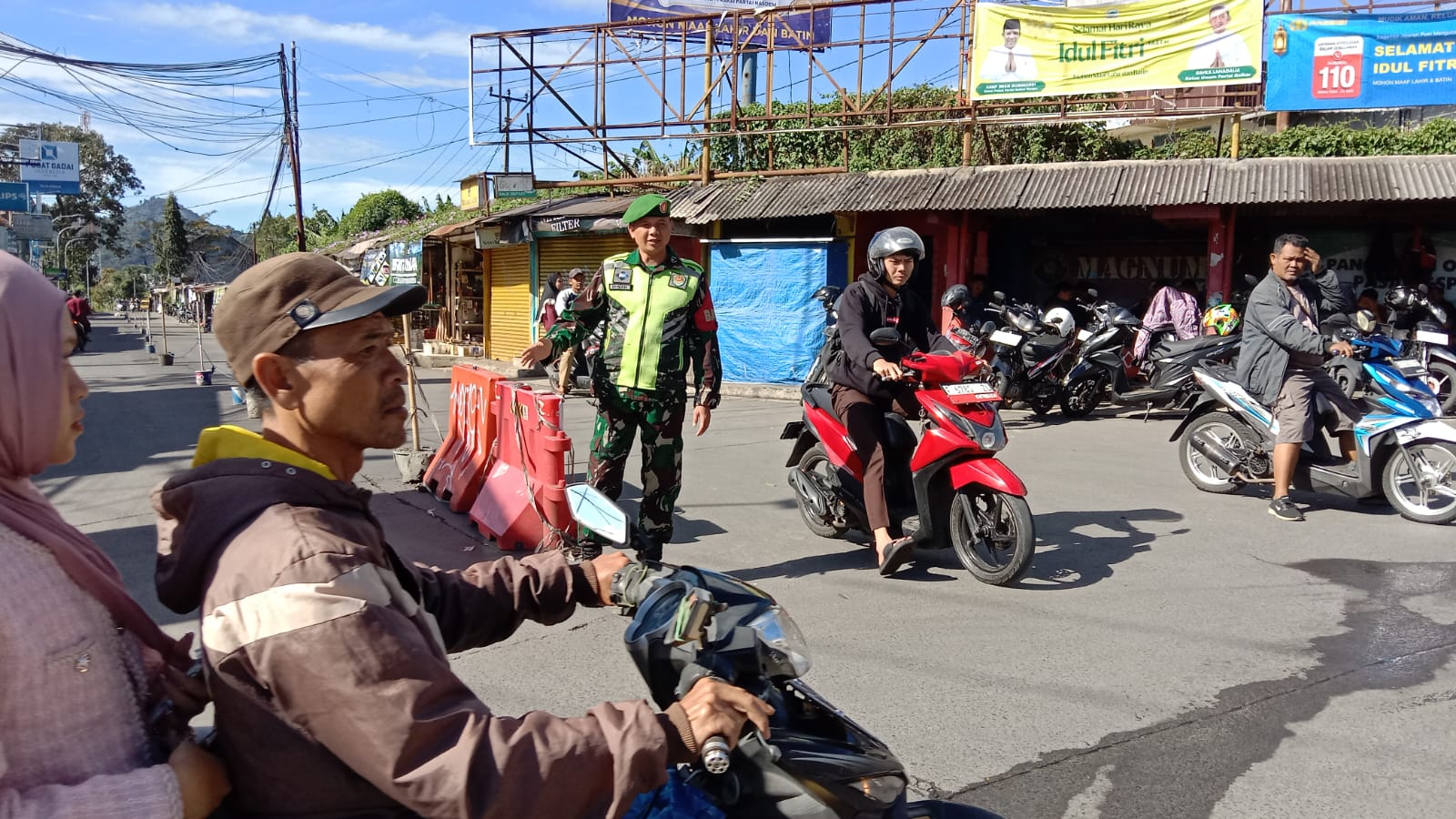 Dedikasi Tanpa Henti di Persimpangan GSP: Sertu Haryono dan Koptu Irwan Pastikan Kelancaran Arus Lebaran