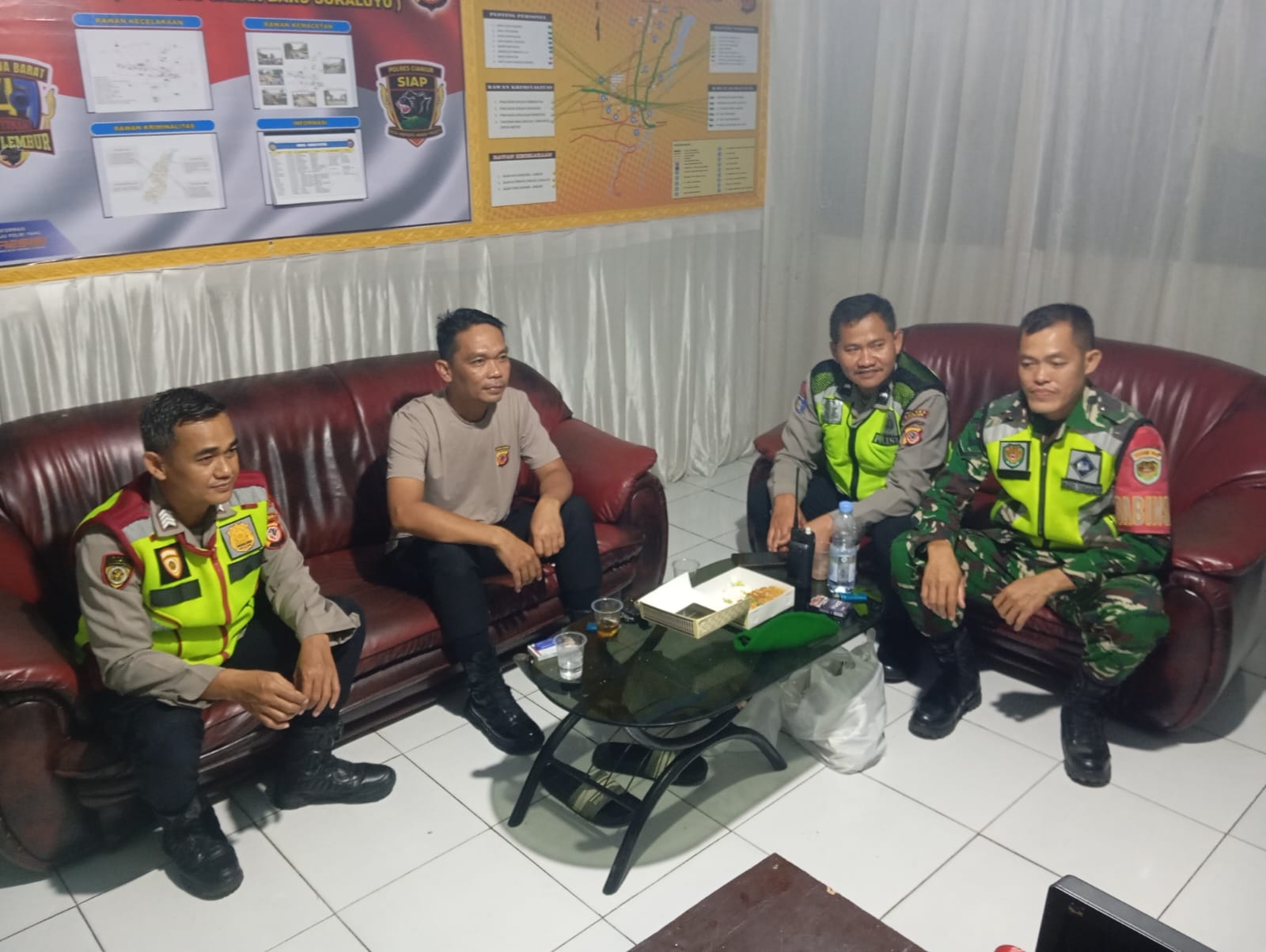 Sinergitas Tanpa Batas di Jalur Utama: Serda Agus Sugandi Kawal Pengamanan Malam Idul Fitri di Pos Kuda Kosong