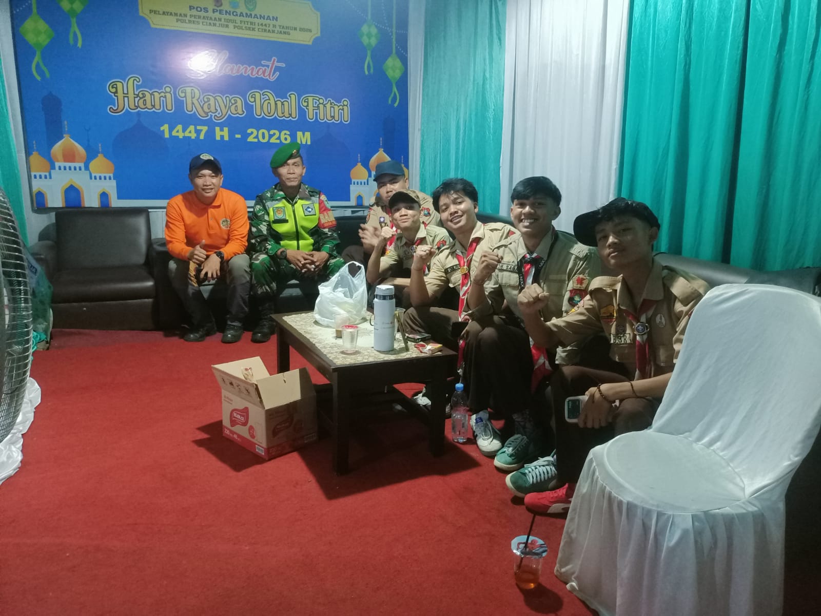 Menjaga Nyala Kedamaian Malam: Sertu Rudi Kawal Keamanan Arus Lebaran di Pasar Gelanggang Ciranjang