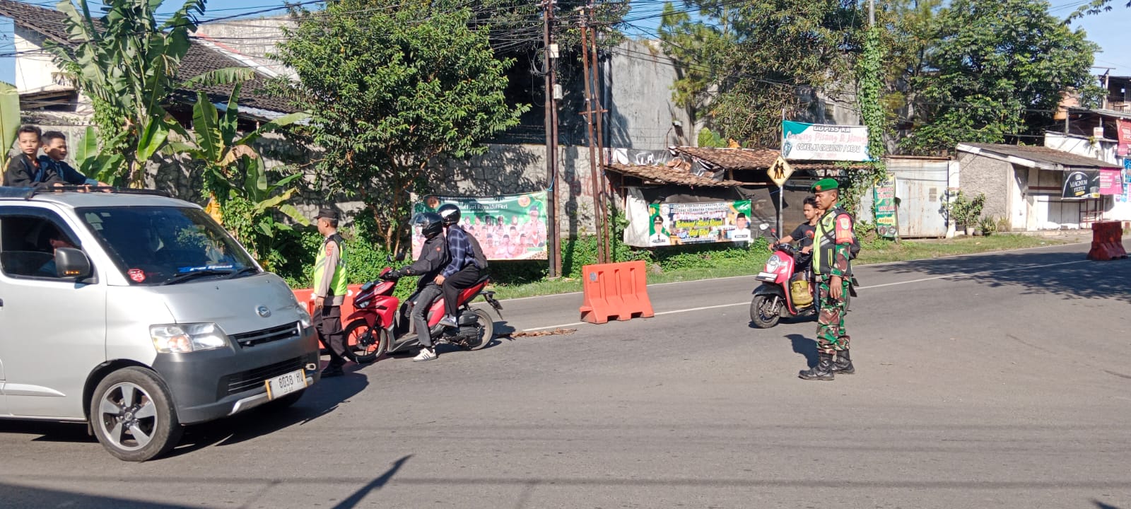 Dedikasi di Gerbang Cikalongkulon: Sertu Kuswandi Kawal Kenyamanan Idul Fitri di Pos Leuwibungur