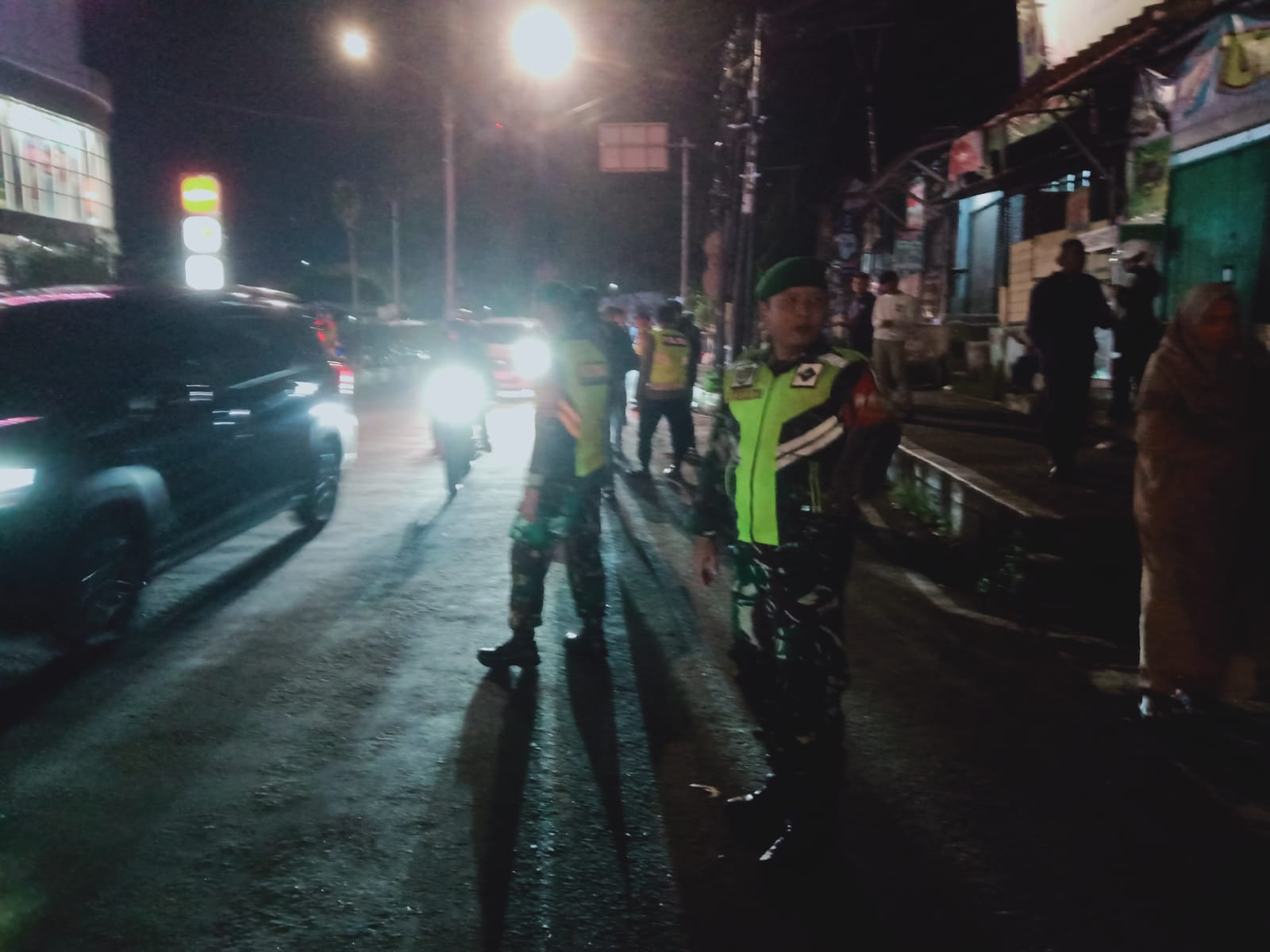 Berikut adalah draf berita dengan judul yang elegan dan menarik, berfokus pada dedikasi Serka Musa di Bundaran Lampu Gentur:  Menjaga Simpul Utama Cianjur: Dedikasi Serka Musa Kawal Keamanan Malam Idul Fitri di Bundaran Lampu Gentur