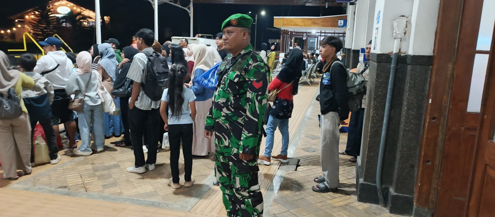 Menjaga Kehangatan Mudik: Kopka Bambang Pramono Pastikan Keamanan Malam di Stasiun KAI Cianjur