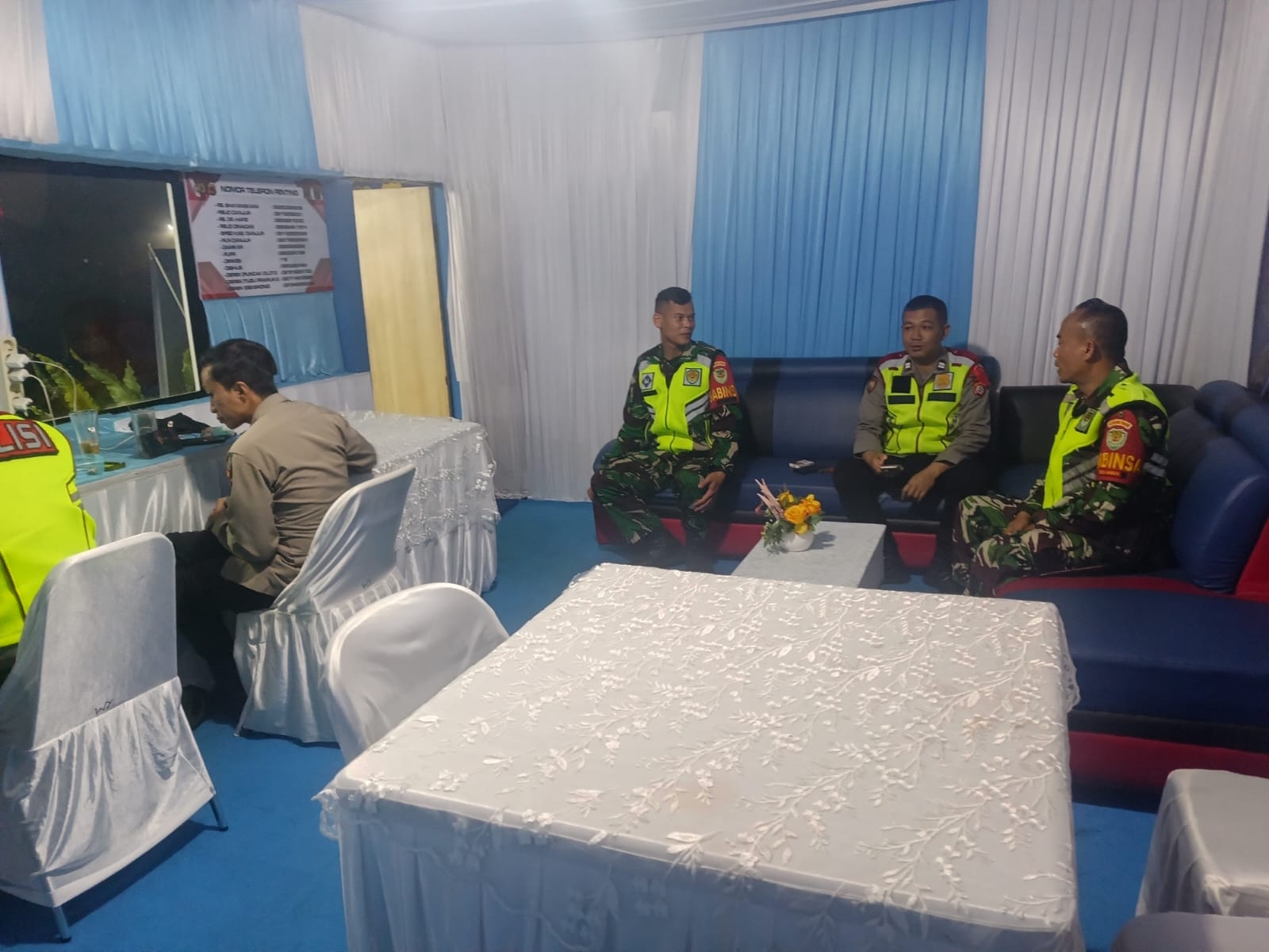 Menembus Dingin Malam Puncak: Serda Sujana Kawal Kelancaran Jalur Seger Alam di Hari Lebaran