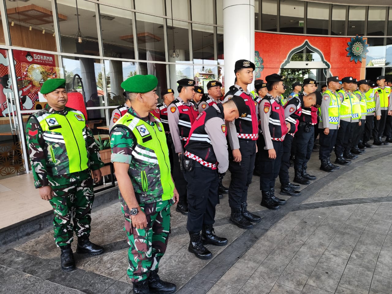 Pilar Ketertiban di Pusat Kota: Peltu Wawan S Kawal Sinergitas Pengamanan di Bundaran Lampu Gentur