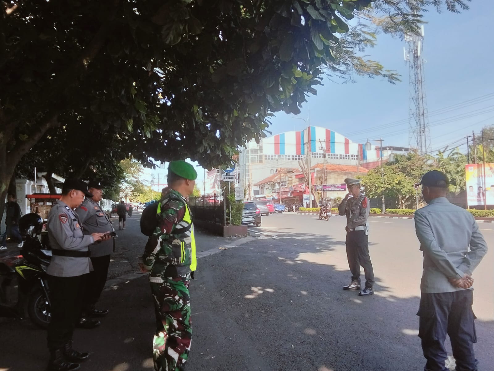 Sinergi di Jalur Utama: Serka Rusdiawan Kawal Kondusivitas Arus Lebaran di Pos PAM 9 Cepu