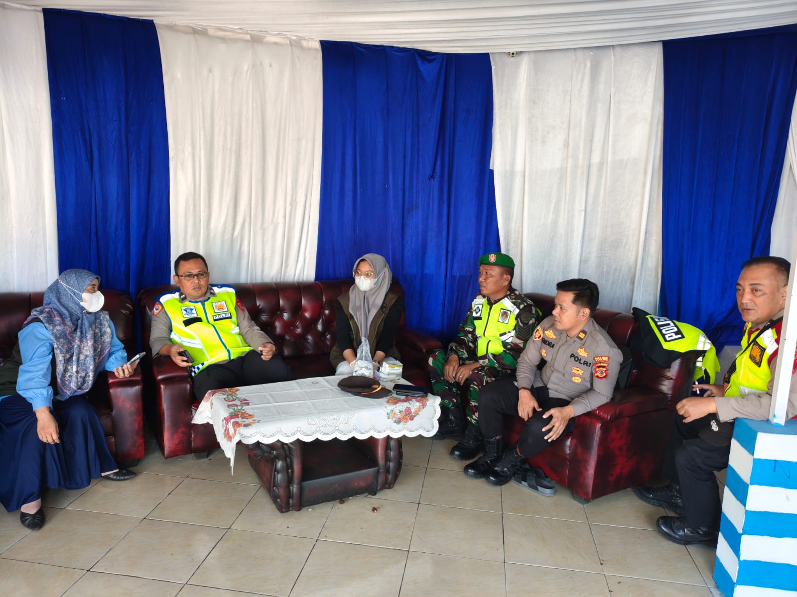 Sinergitas Tanpa Batas di Simpang Tugu Pramuka: Serma Suyatno dan Sertu Dea Kawal Kelancaran Lebaran