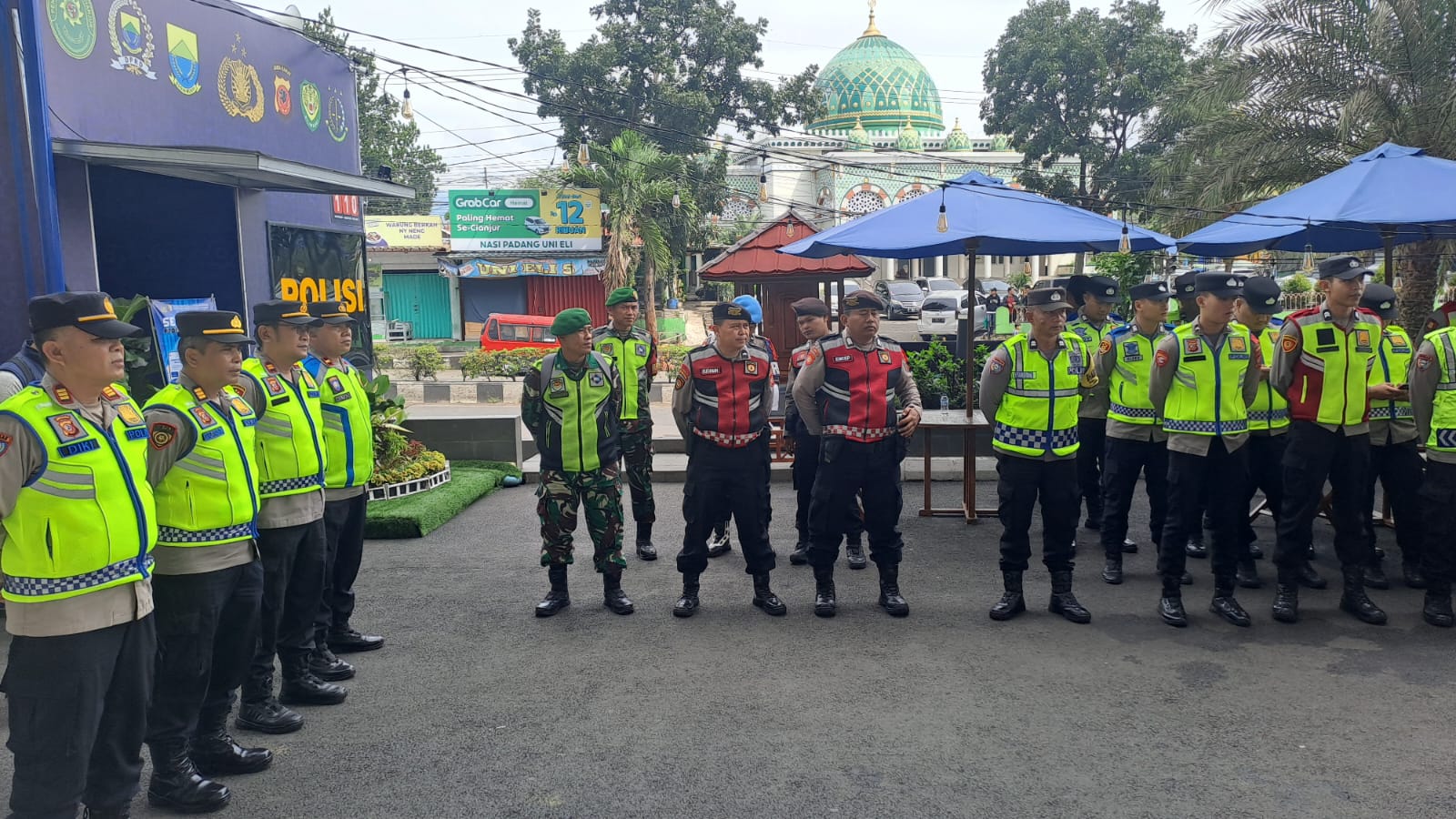 Sinergitas Skala Besar di Pos PAM 8 Cepu: Sertu Ceceng Kawal Kelancaran Puncak Arus Lebaran di Pusat Kota
