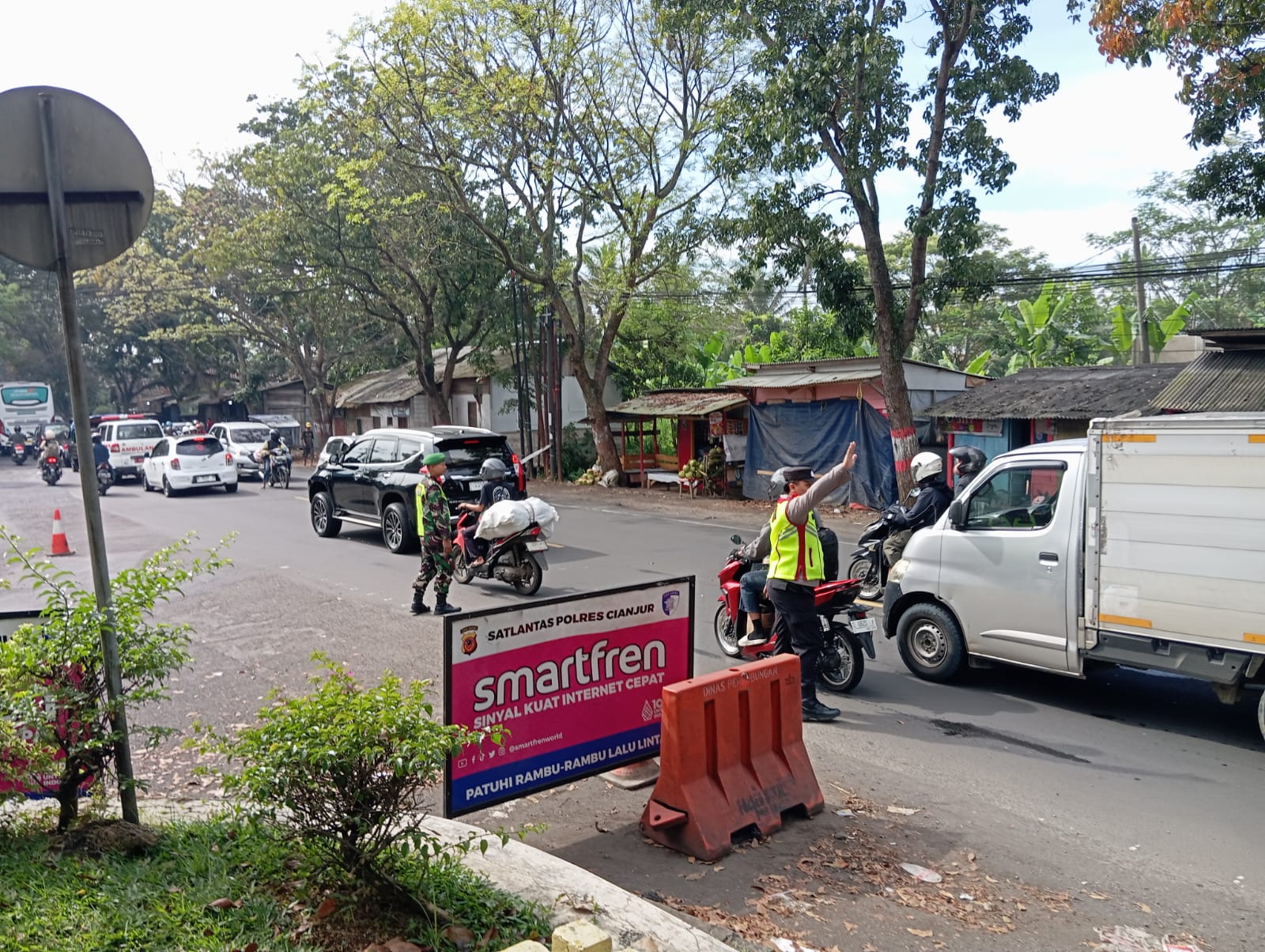 Sinergitas Pengamanan Arus Mudik di Wilayah Sukaluyu: Serda Denden Sunjani Kawal Kondusivitas Pos PAM XI