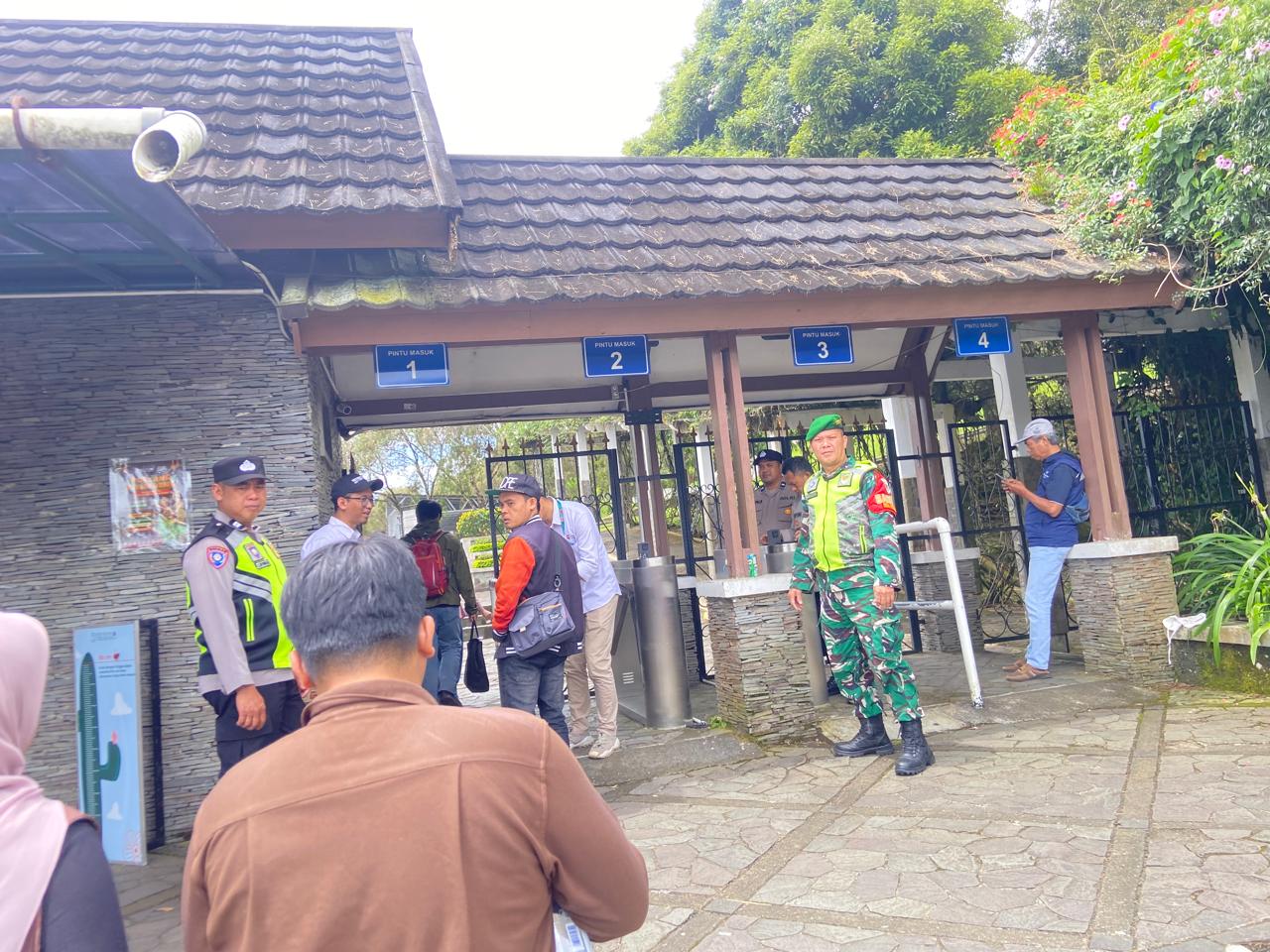 Sinergitas Pengamanan Wisata Lebaran: Serma Siregar Pantau Kondusivitas Arus Mudik di Jalur Kebun Raya Cibodas